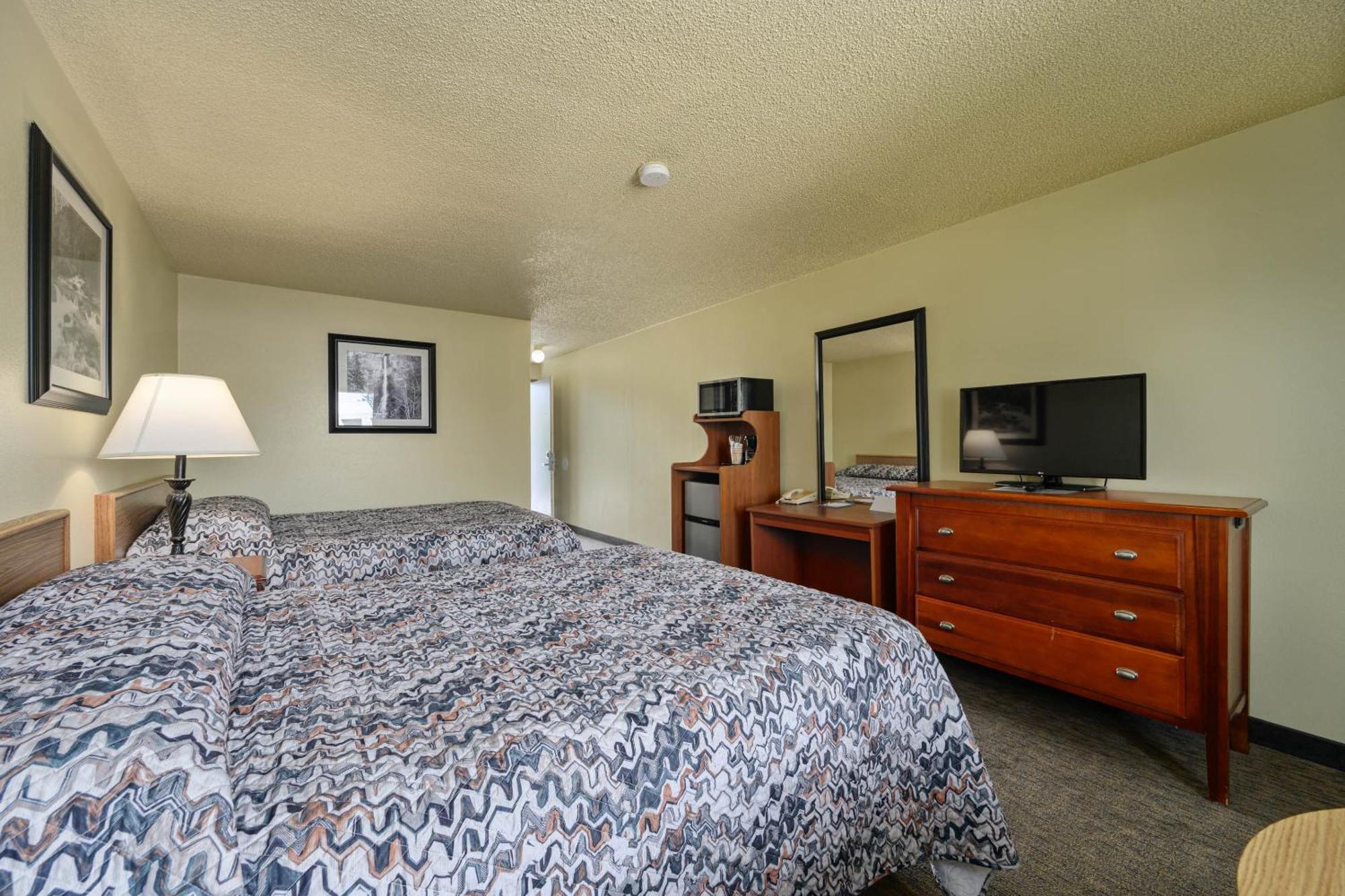 Queen Room Two Queen Beds Non-Smoking