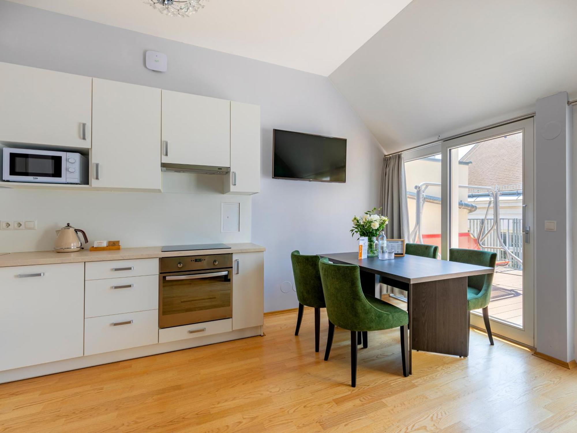 Extra Large 2 Bedroom Apartment Terrace