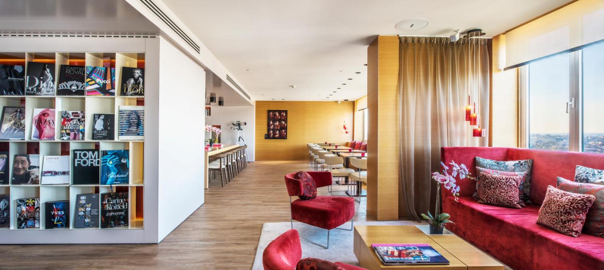 Habitación Deluxe Panorama Esquinera con acceso al salón