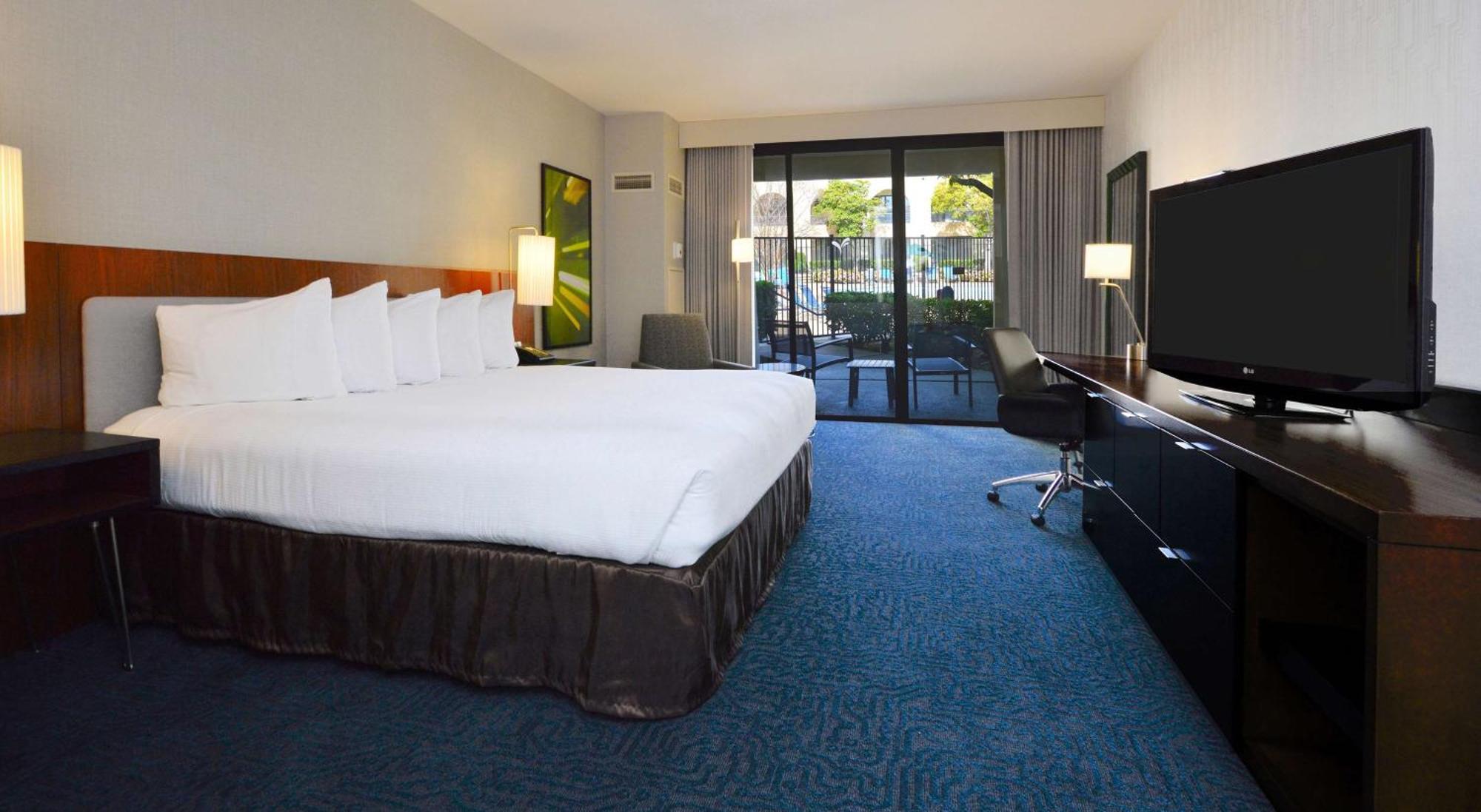 Chambre Lit King-Size - Vue sur Piscine