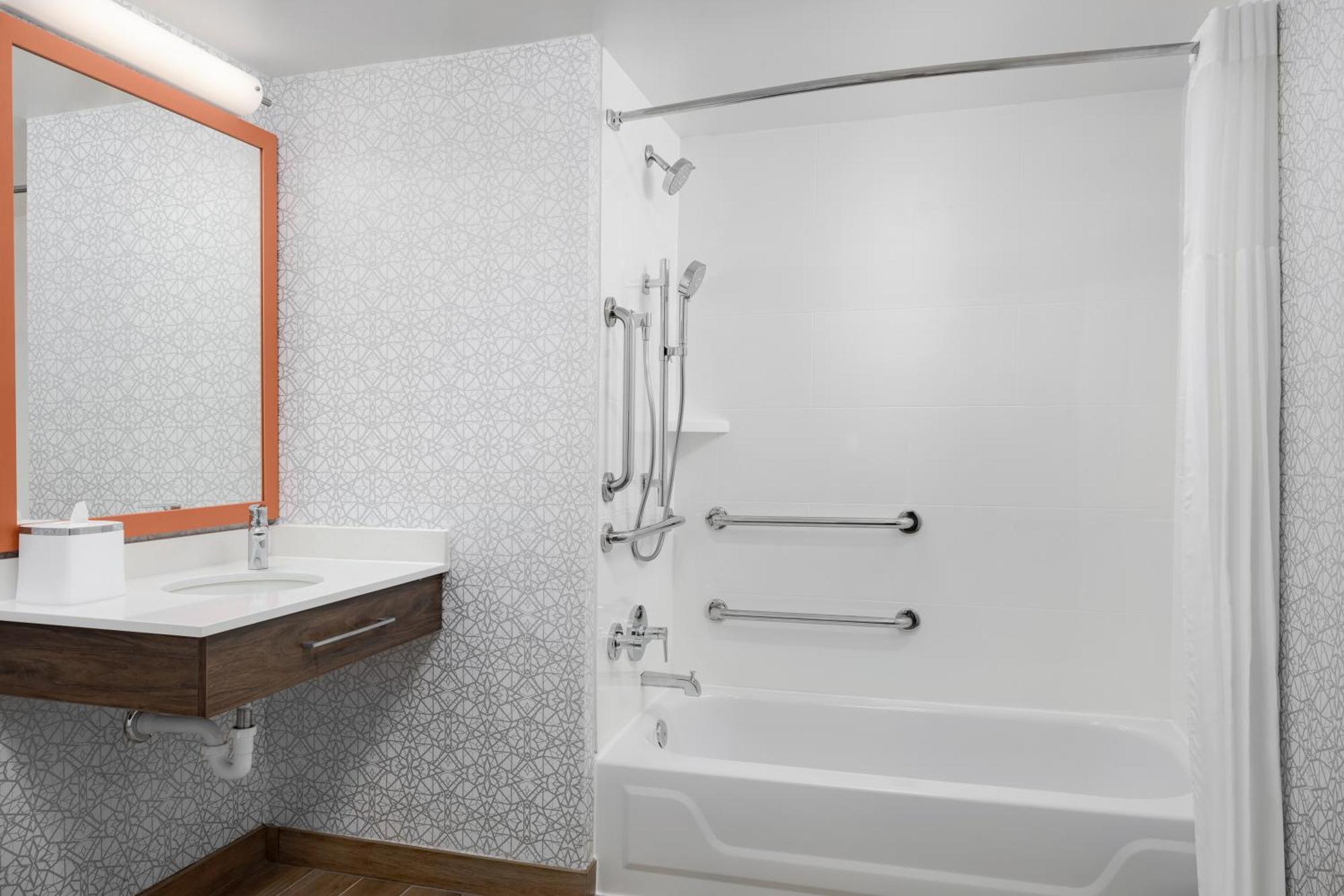 Double Room Two Queen Beds Bath Tub Mobility Access