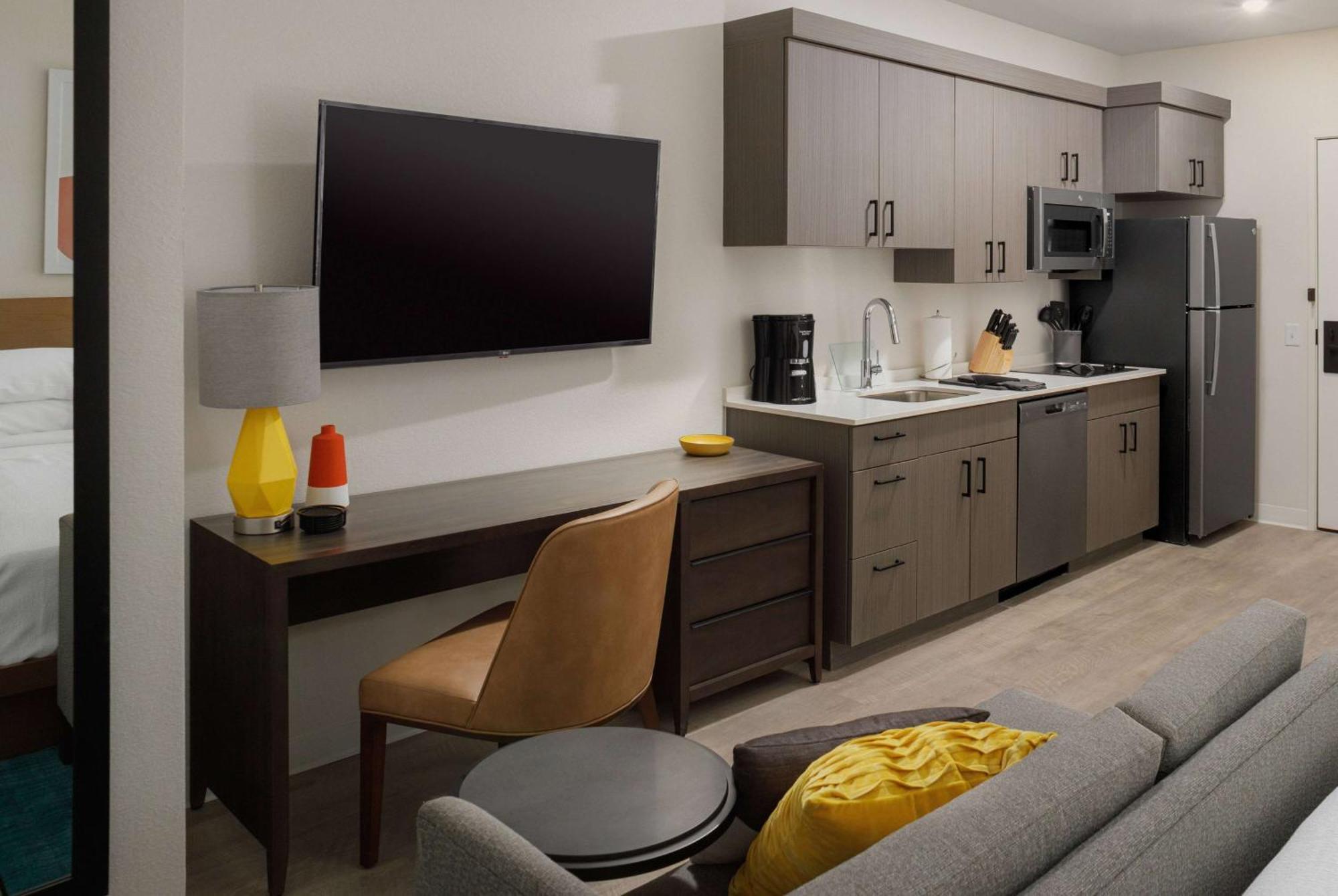 Studio Suite Roll-In Shower Hearing Accessible - King Bed
