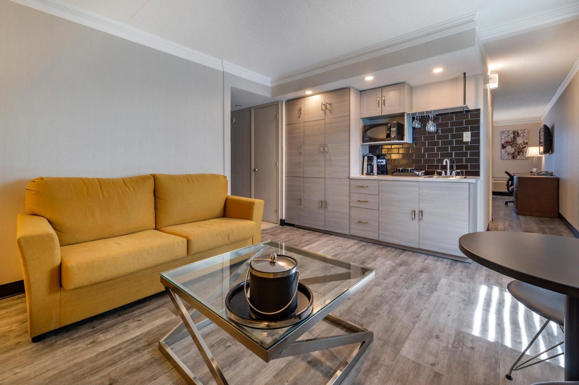 Queen Suite with Two Queen Beds- Non-Smoking