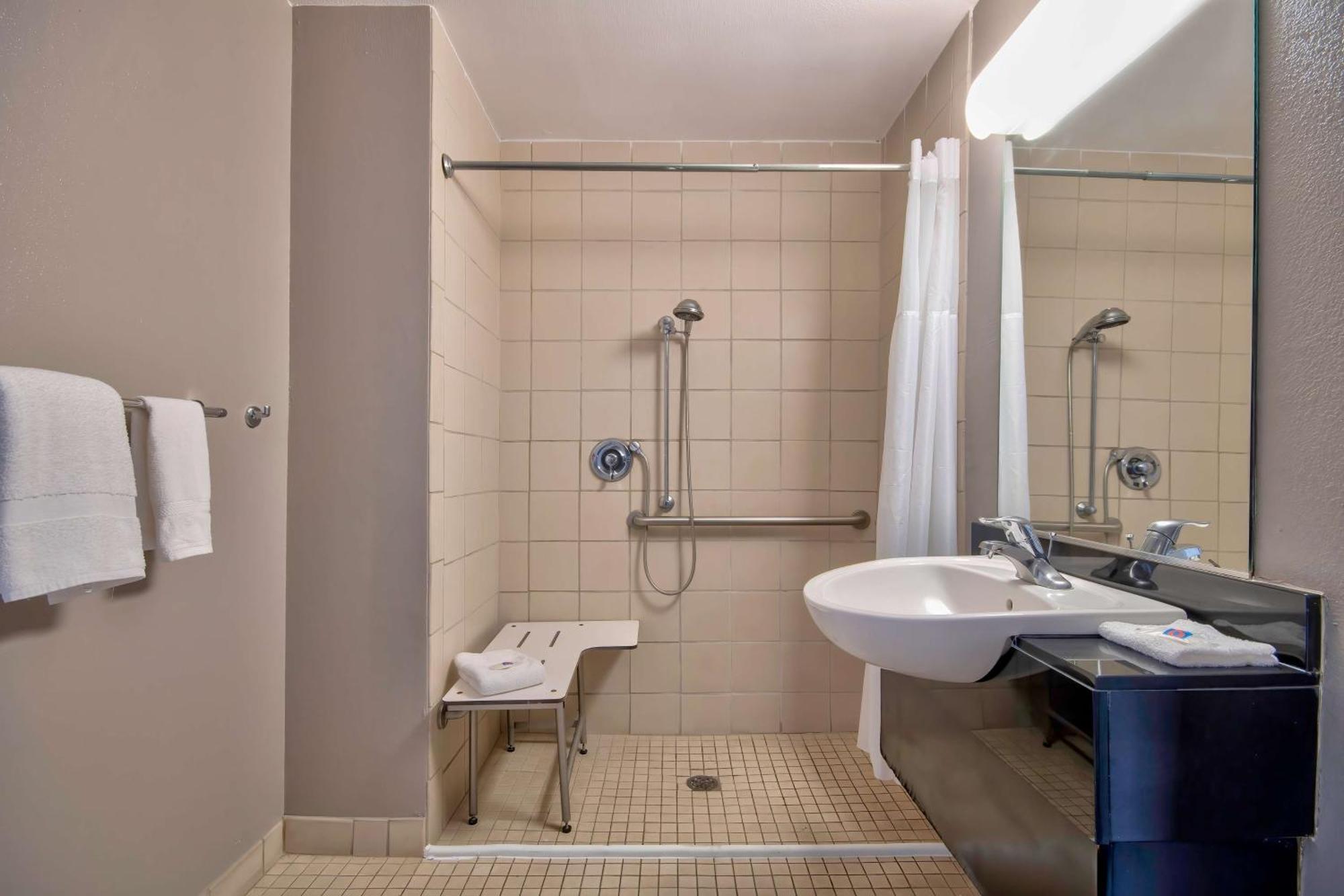 Double Room - Disability Access - Roll In Shower