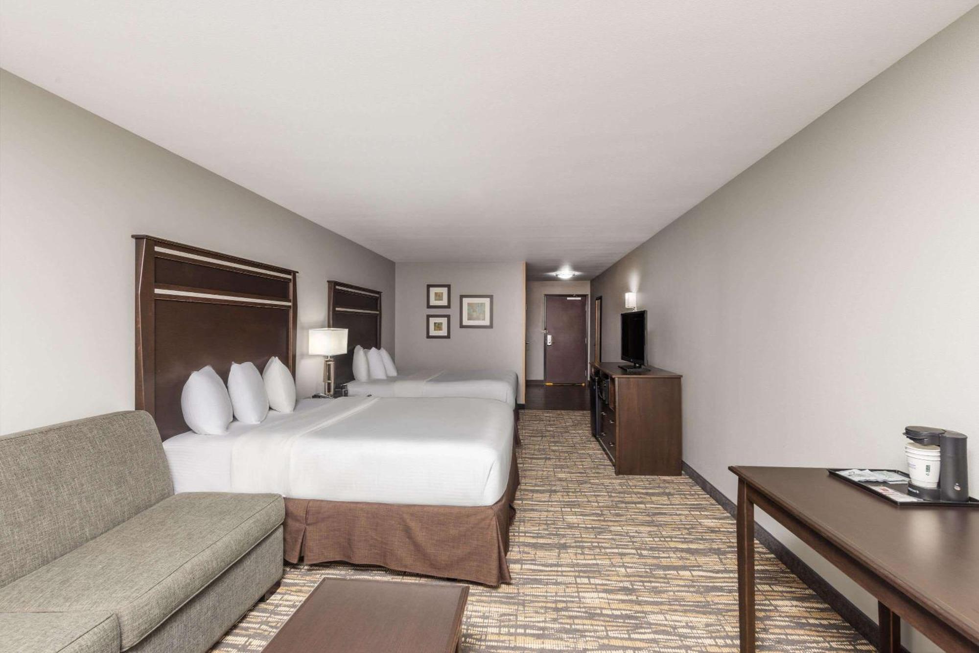 Deluxe Queen Suite City View Mobility Access or Non-Smoking