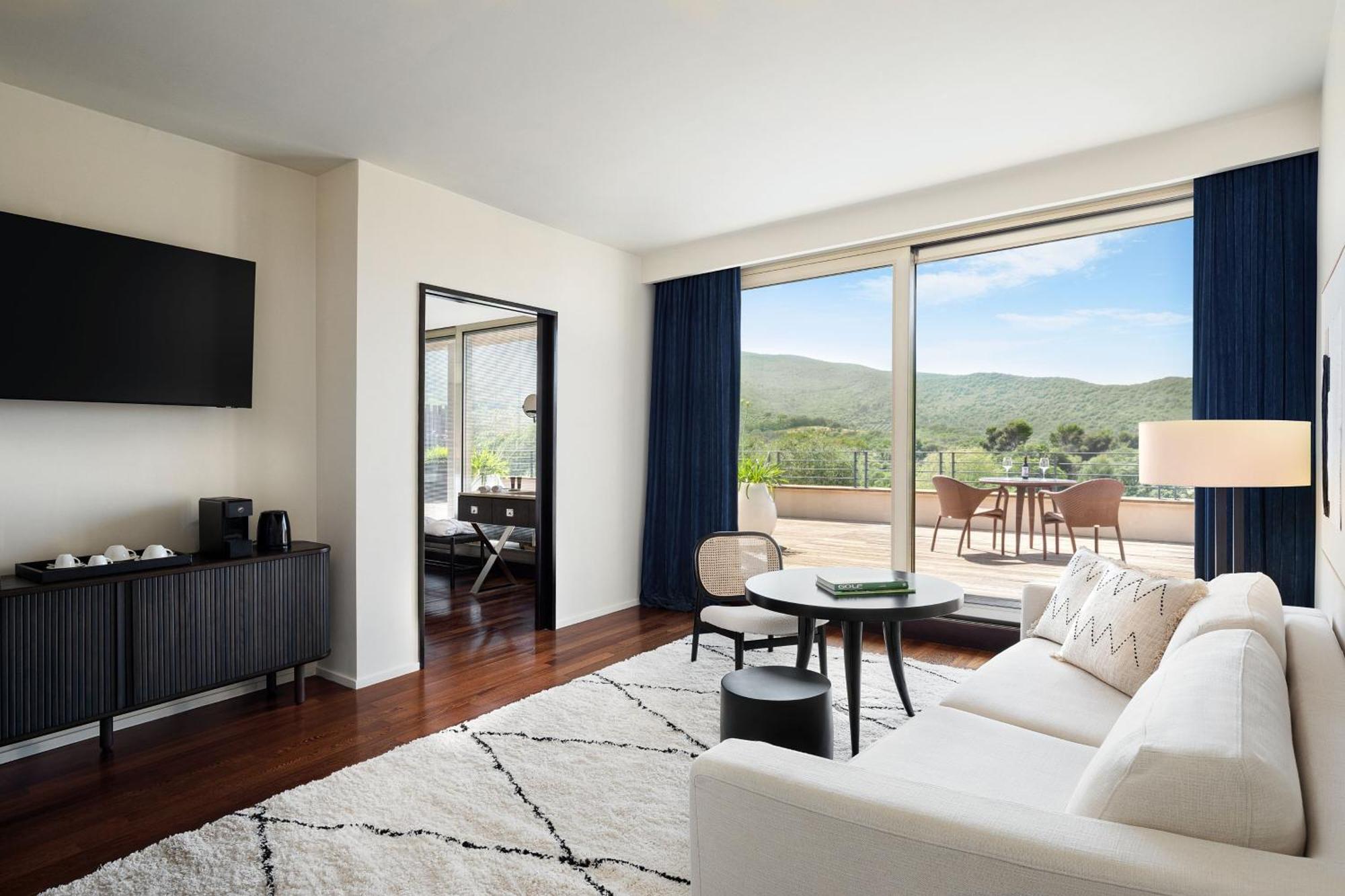Deluxe Suite mit 1 Schlafzimmer, Kingsize-Bett, Schlafsofa und Golfblick