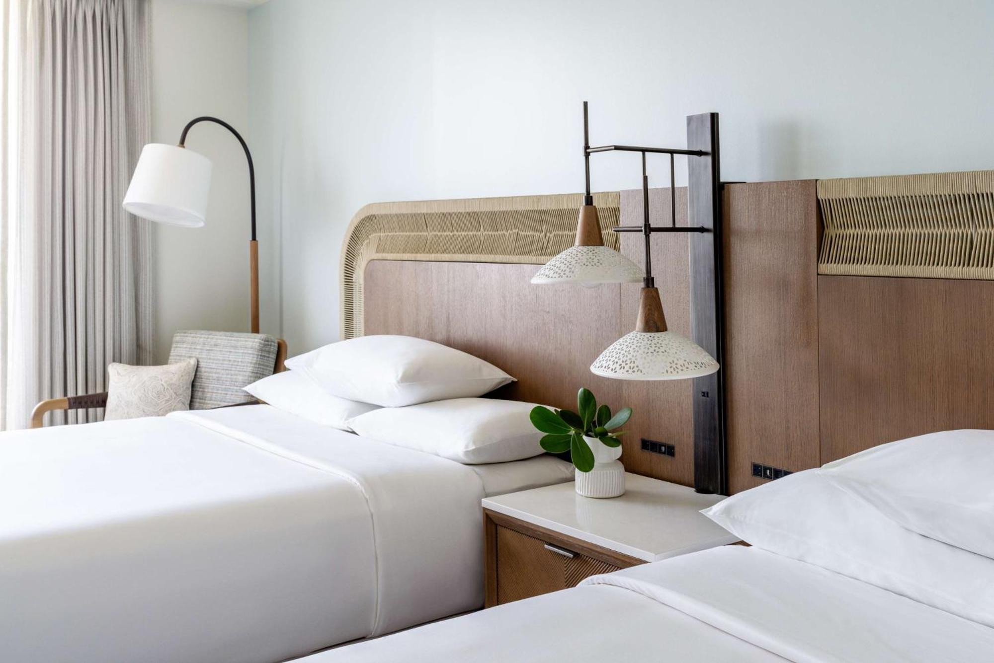 Zimmer mit 2 Queensize-Betten und barrierefreier Dusche – barrierefrei