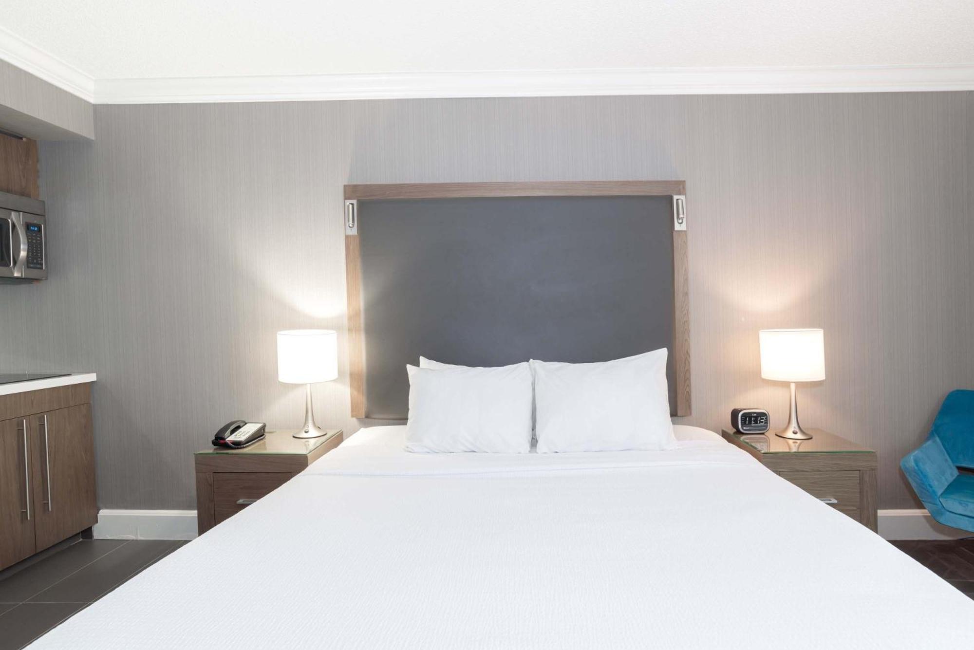 Studio Suite, 1 King Bed, Kitchenette