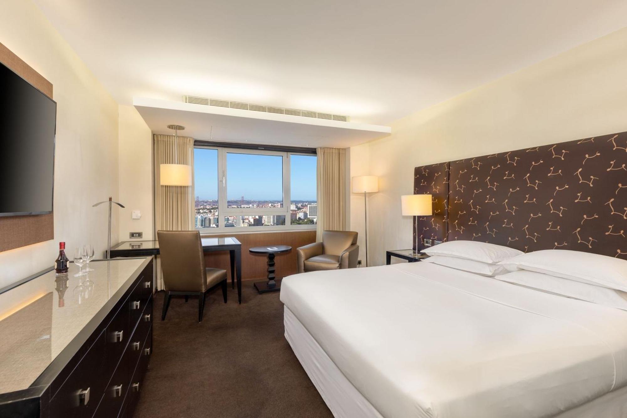 Premium Deluxe Guest room 1 Queen City view High floor
