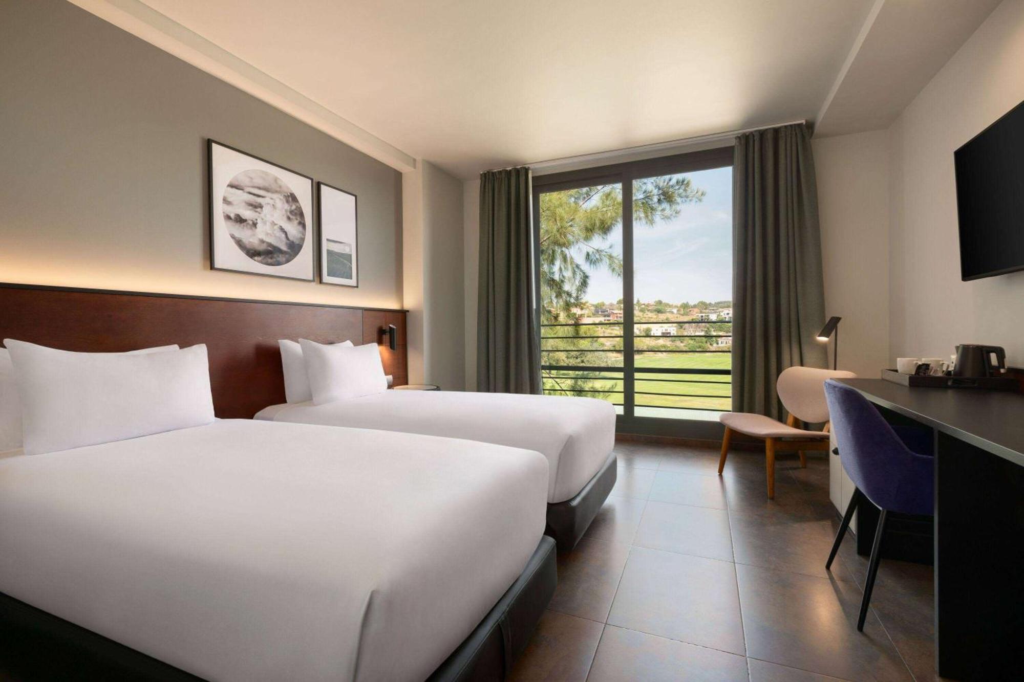 Doppelzimmer mit Kingsize-Bett und Gartenblick