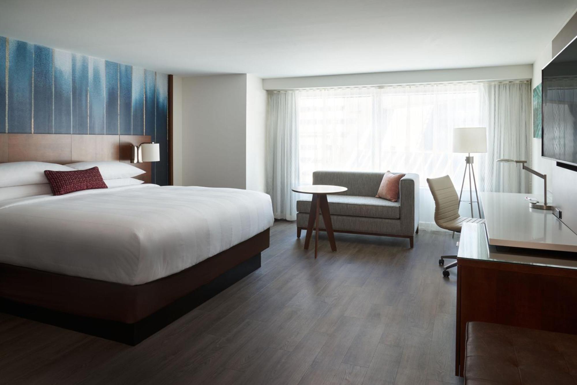 Concierge level Guest room 1 King City view