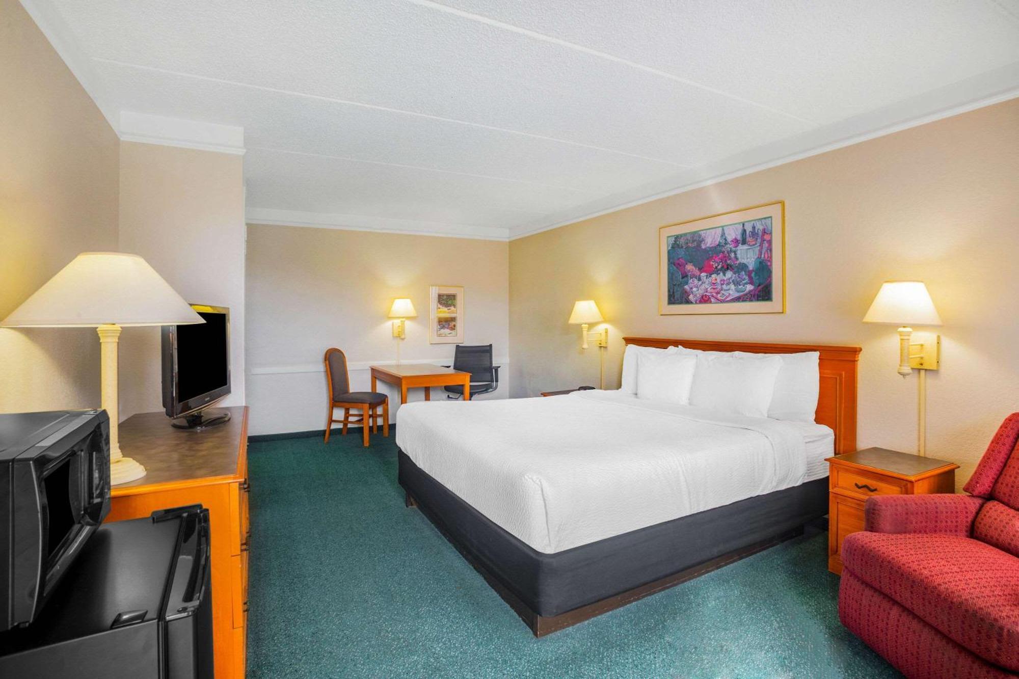 King Room with Bath Tub - Mobility/Hearing Accessible - Non-Smoking