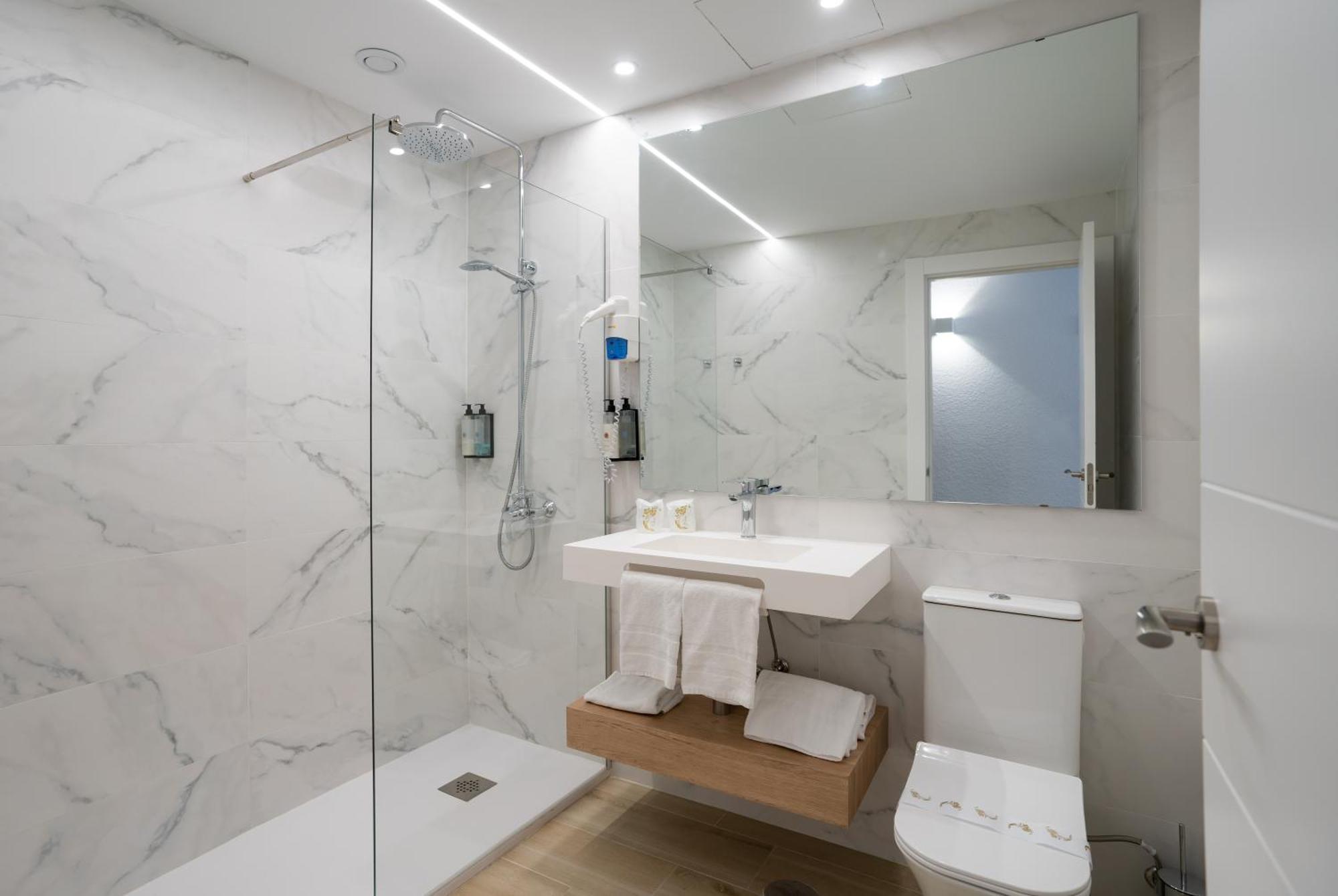 Quarto Triplo Superior com Vista Piscina (3 Adultos)