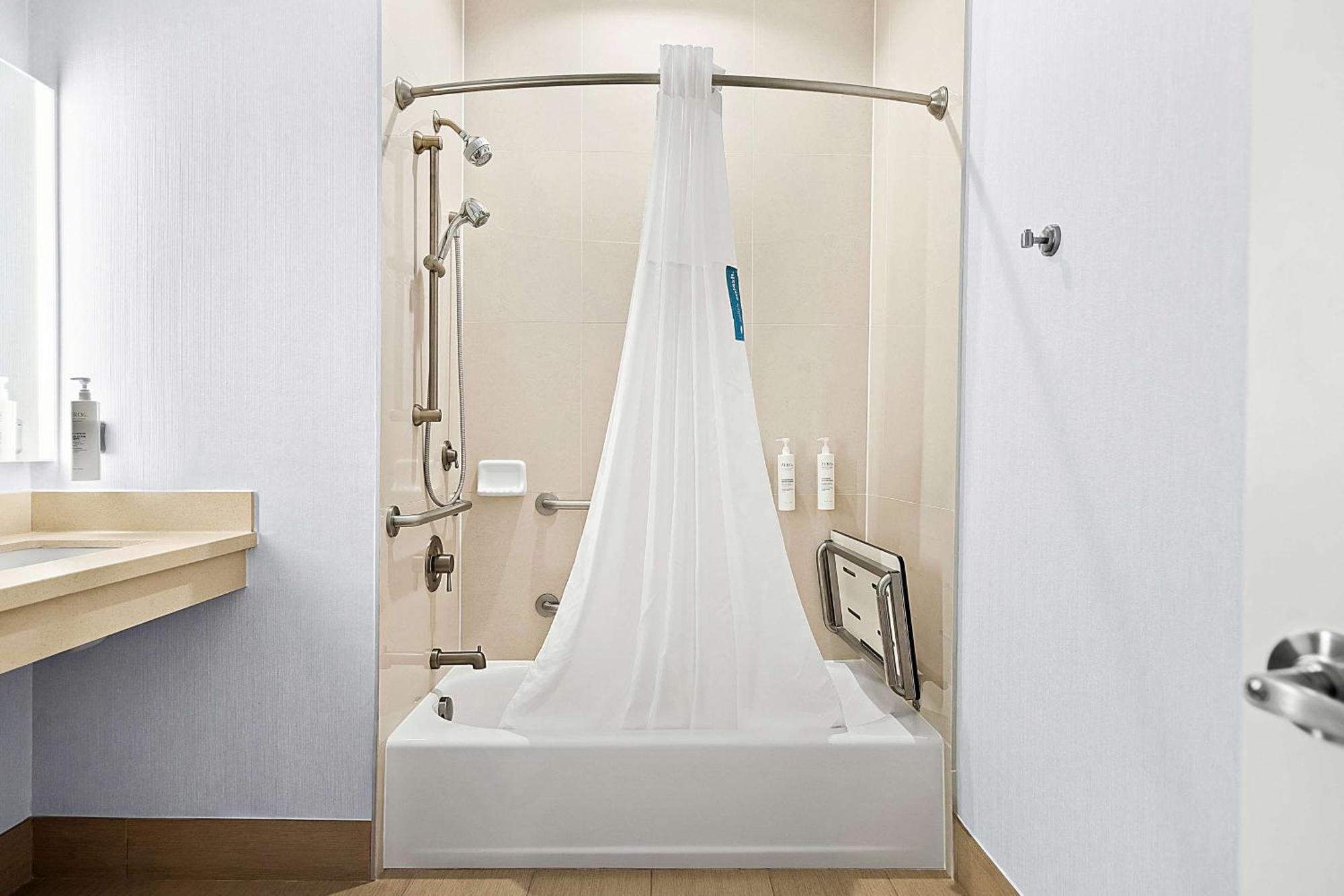 King Room with Accessible Tub - Mobility and Hearing Access/Non-Smoking