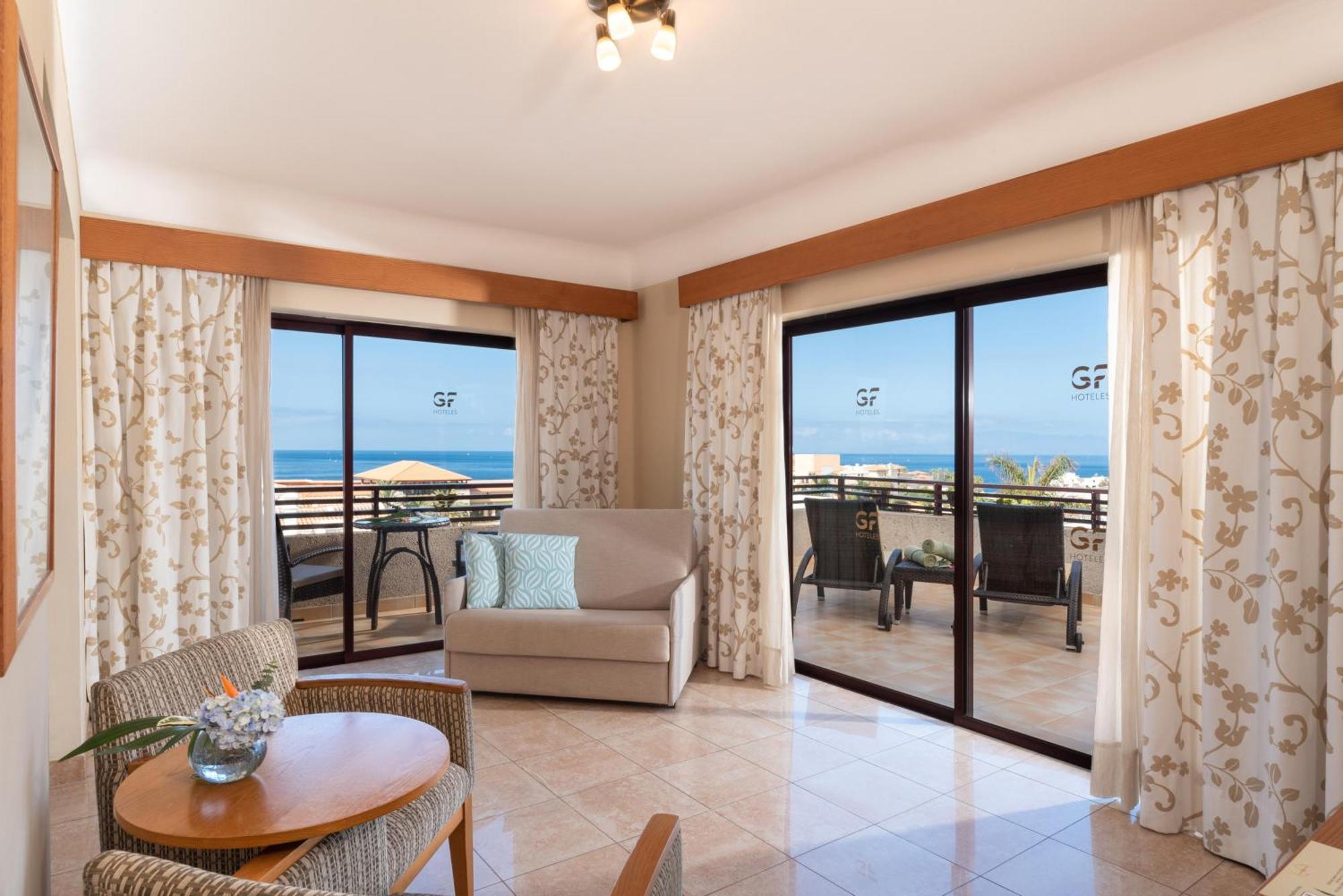 Suite Júnior (2 Adultos + 1 Criança)