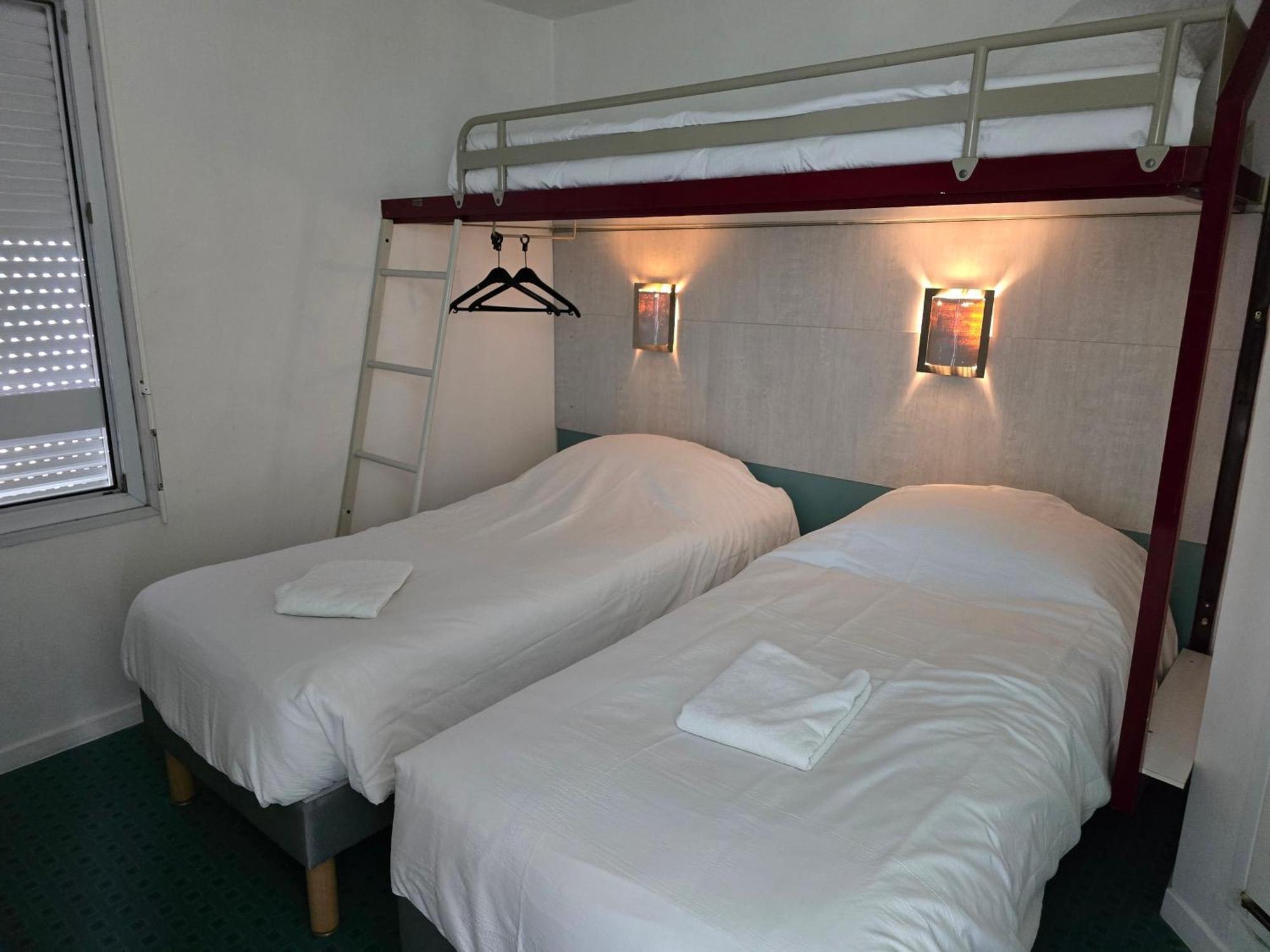 Chambre Triple (2 Lits Simples + 1 Ensemble de Lits Superposés)