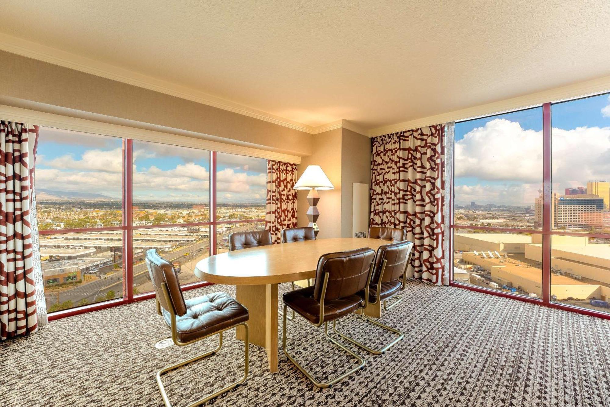 Remodeled 1 Bedroom Premier Suite King High Floor,1618819681:JPEG