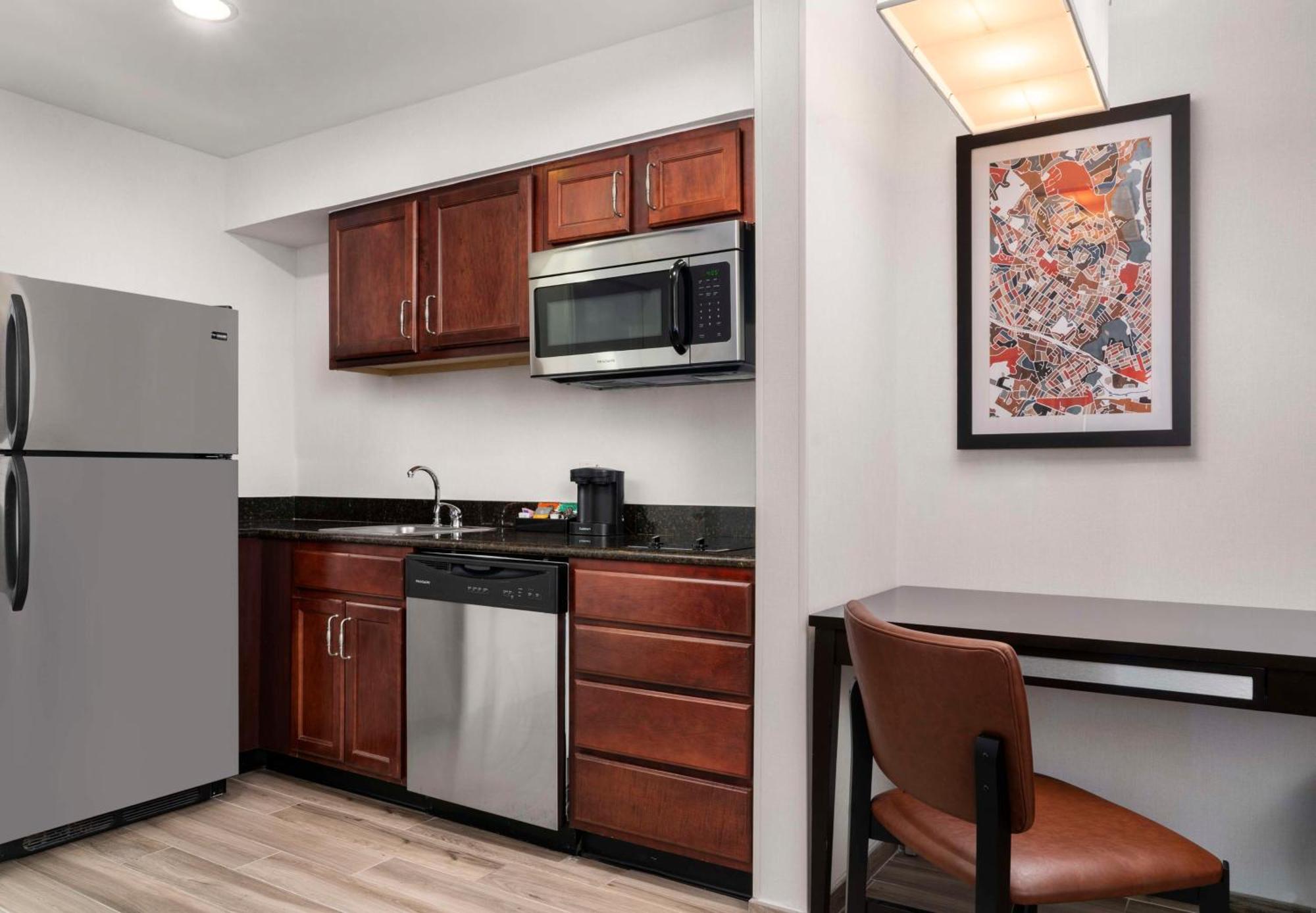 One-Bedroom Queen Suite - Non-Smoking