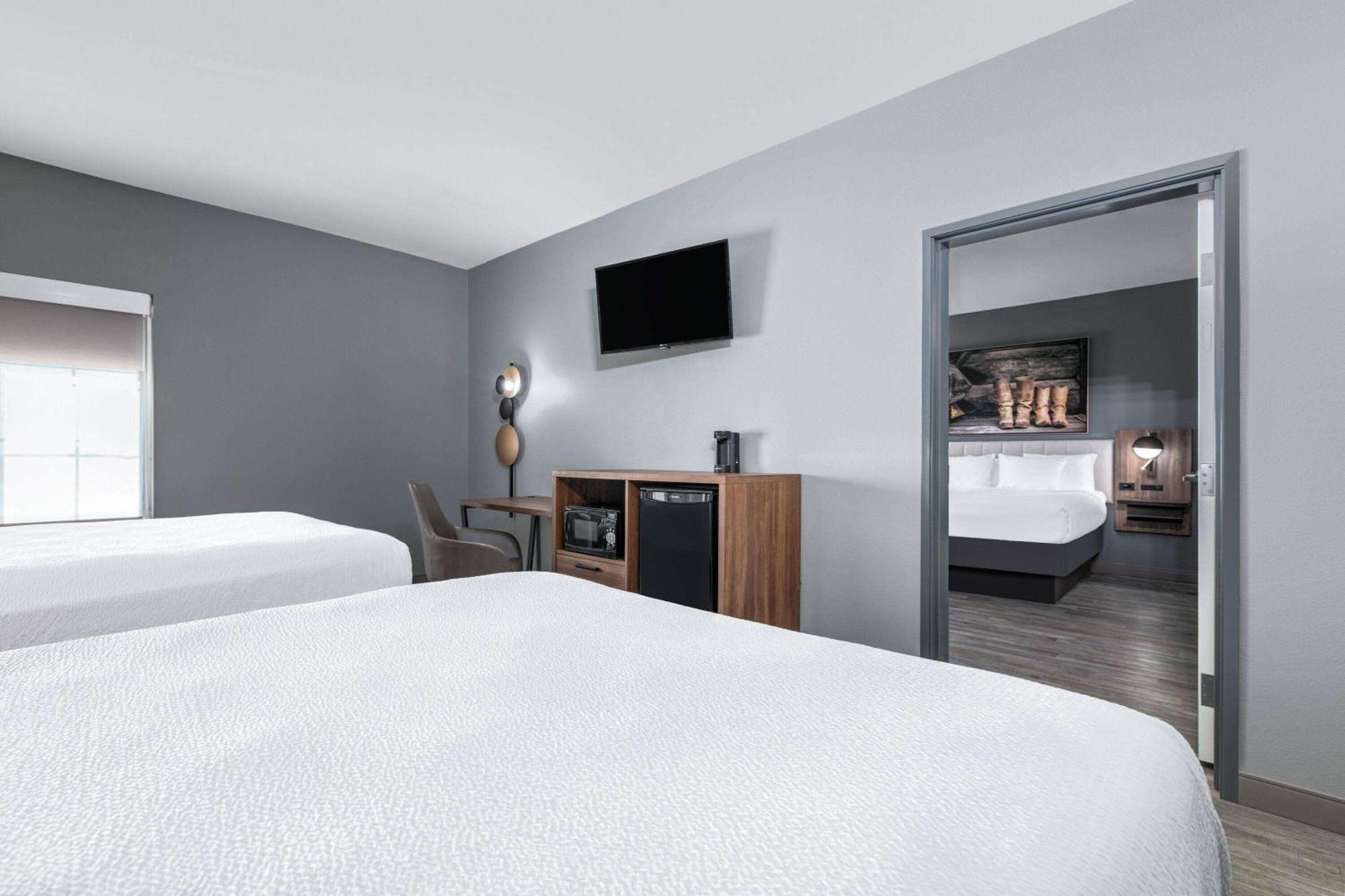 One-Bedroom Family Suite with One King Bed and Two Queen Beds, Non-Smoking
