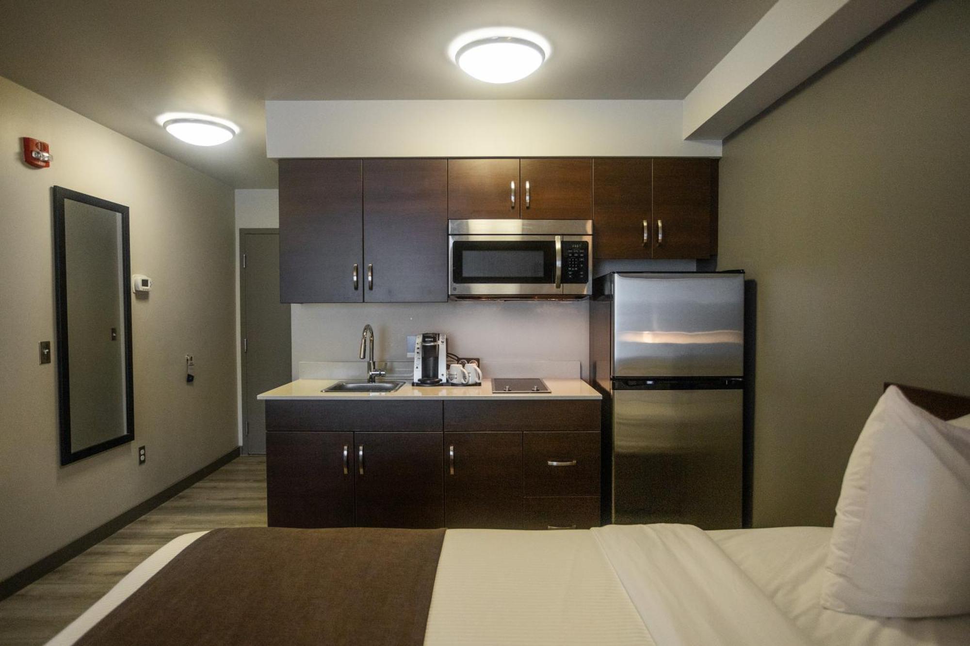 Queen Studio Suite Kitchenette Non-Smoking
