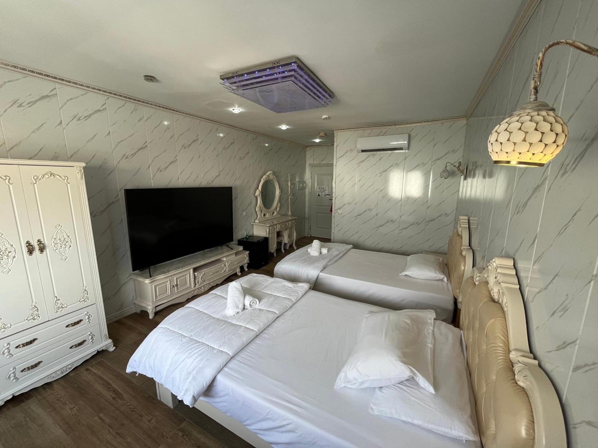 Twin Room,1611325046:JPEG
