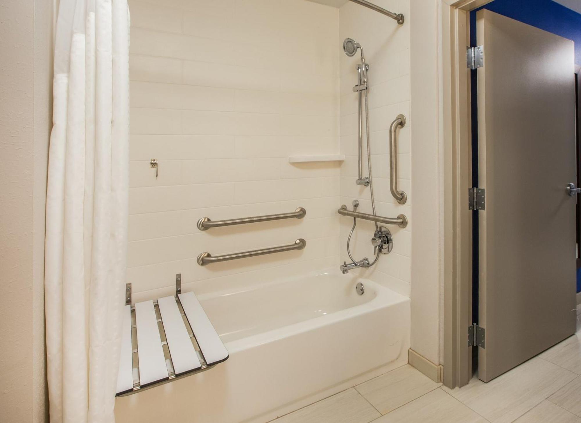 Double Queen Feature - Mobility Access Tub