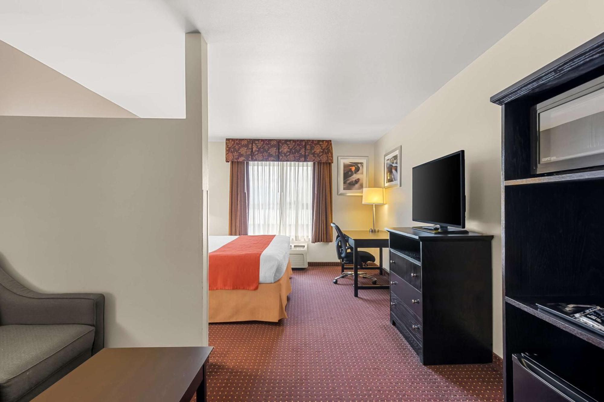Deluxe King Suite - Non-Smoking