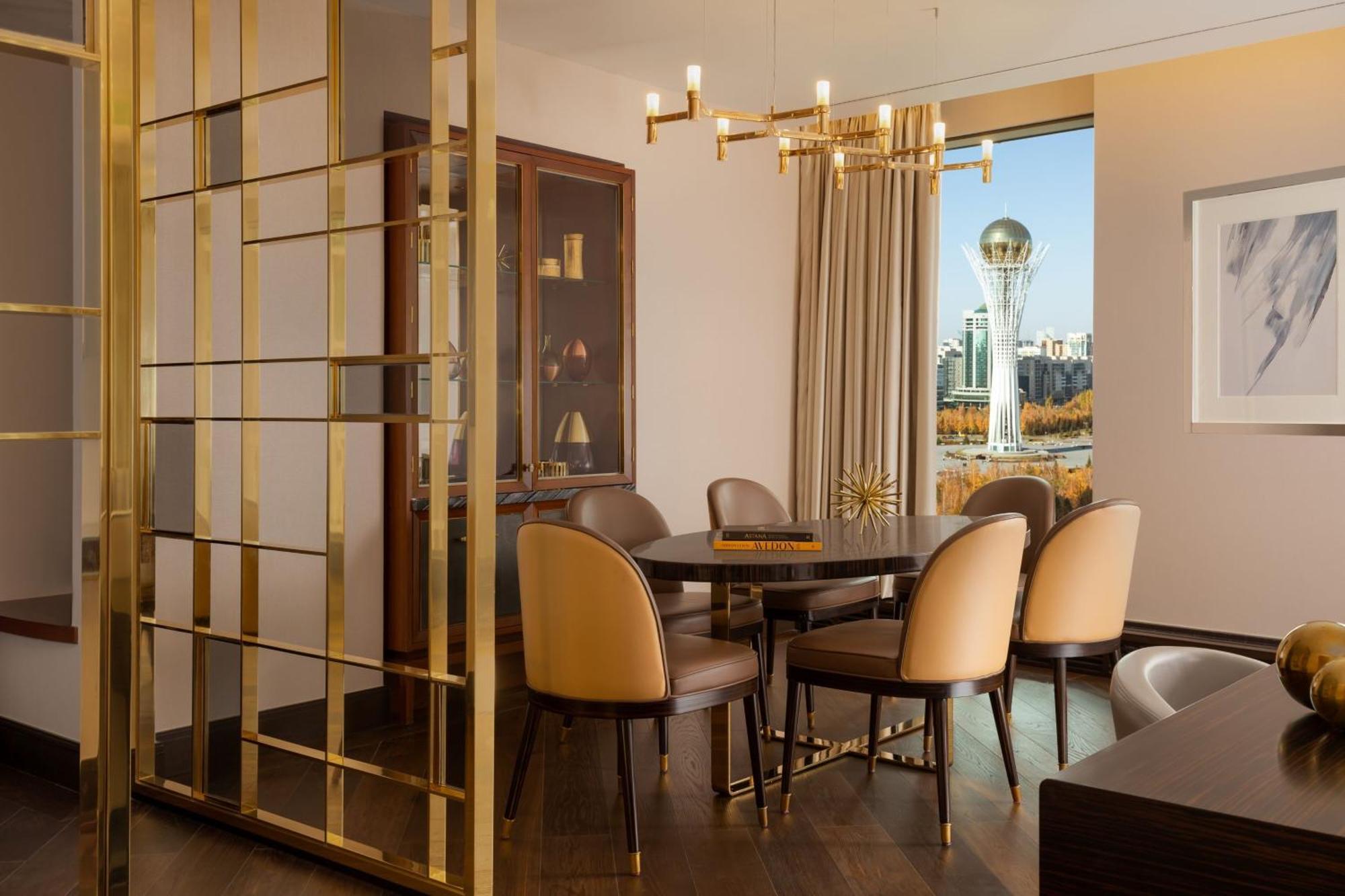 Executive Suite with Club Lounge access, 1 King, City view