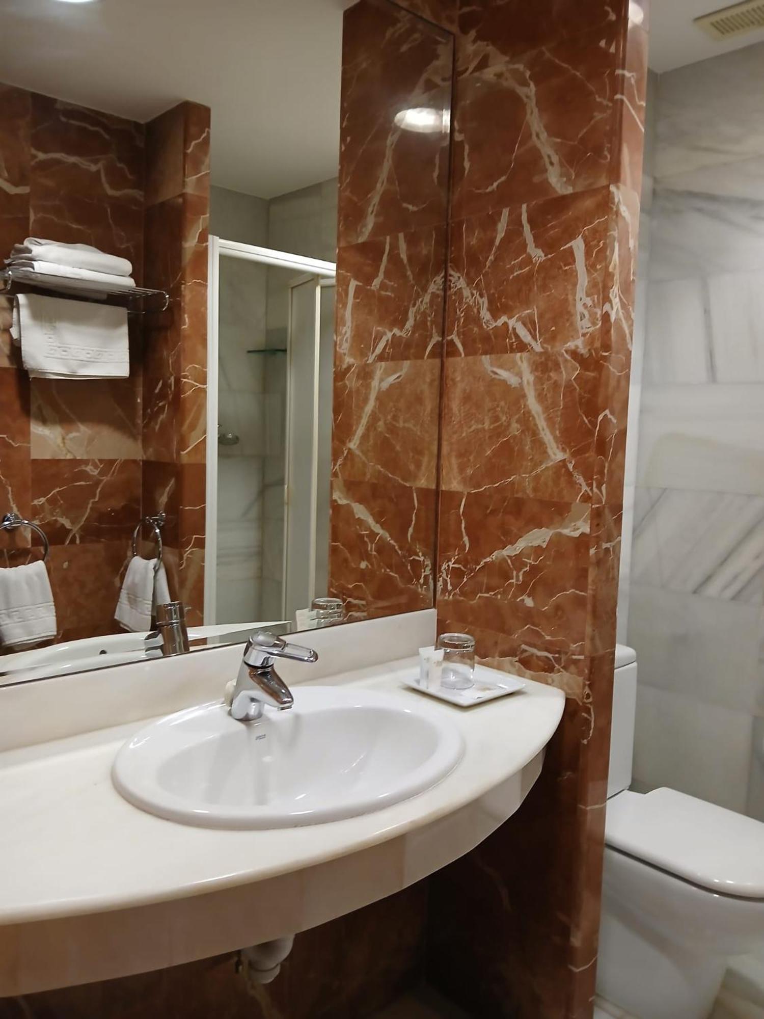 Habitación con cama grande