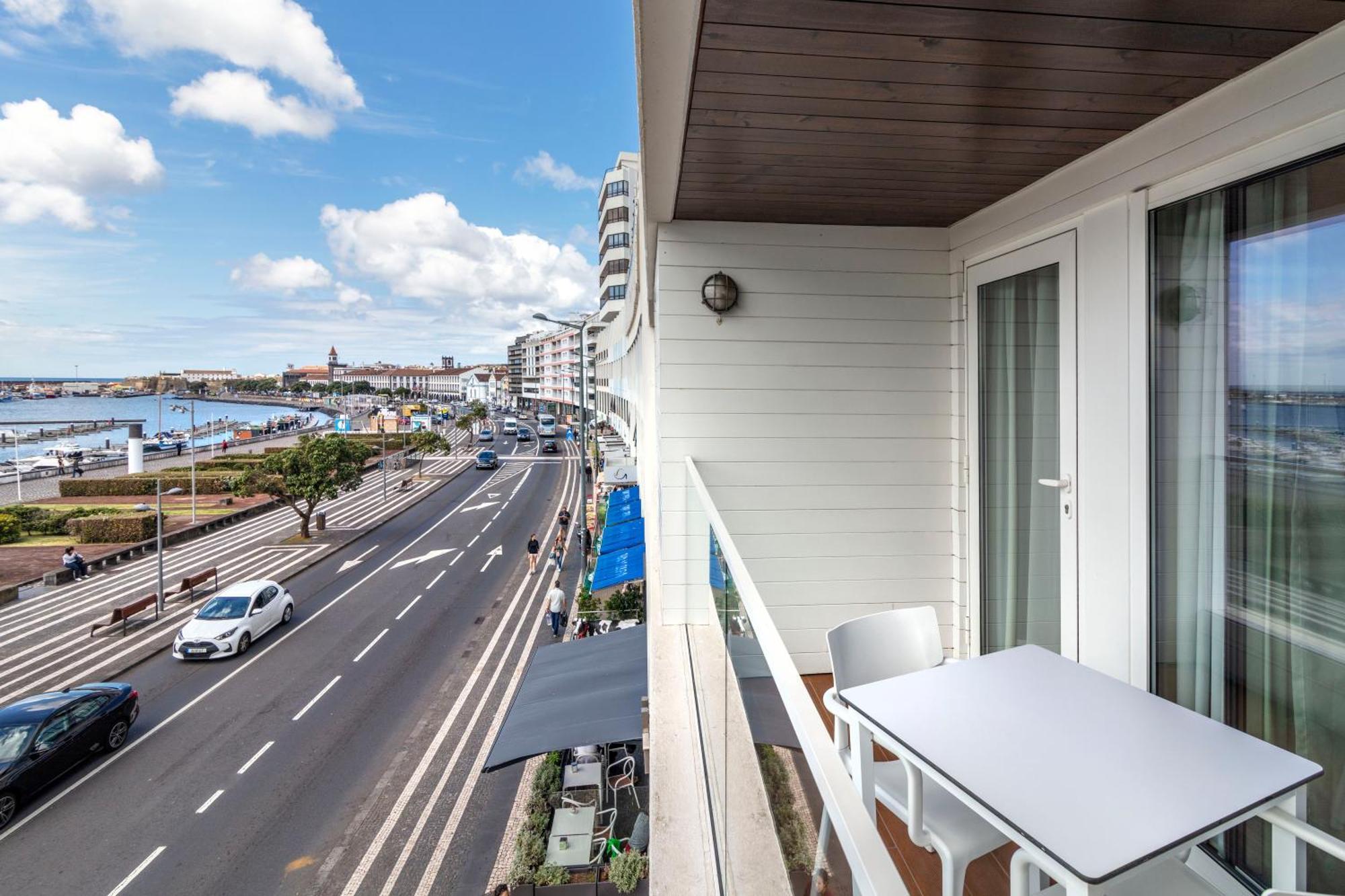 Deluxe One-Bedroom Suite Sea View