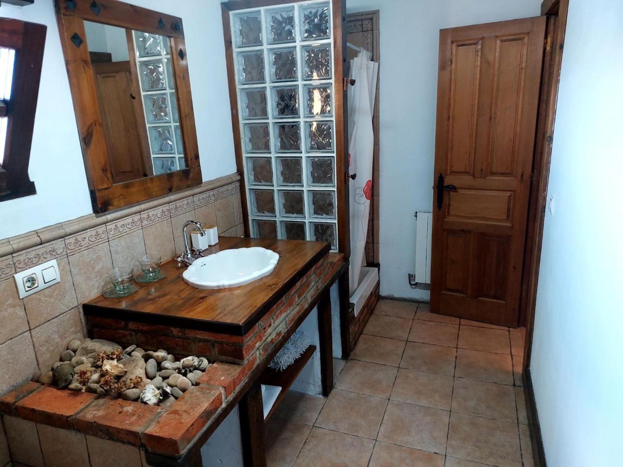 Habitación con cama grande