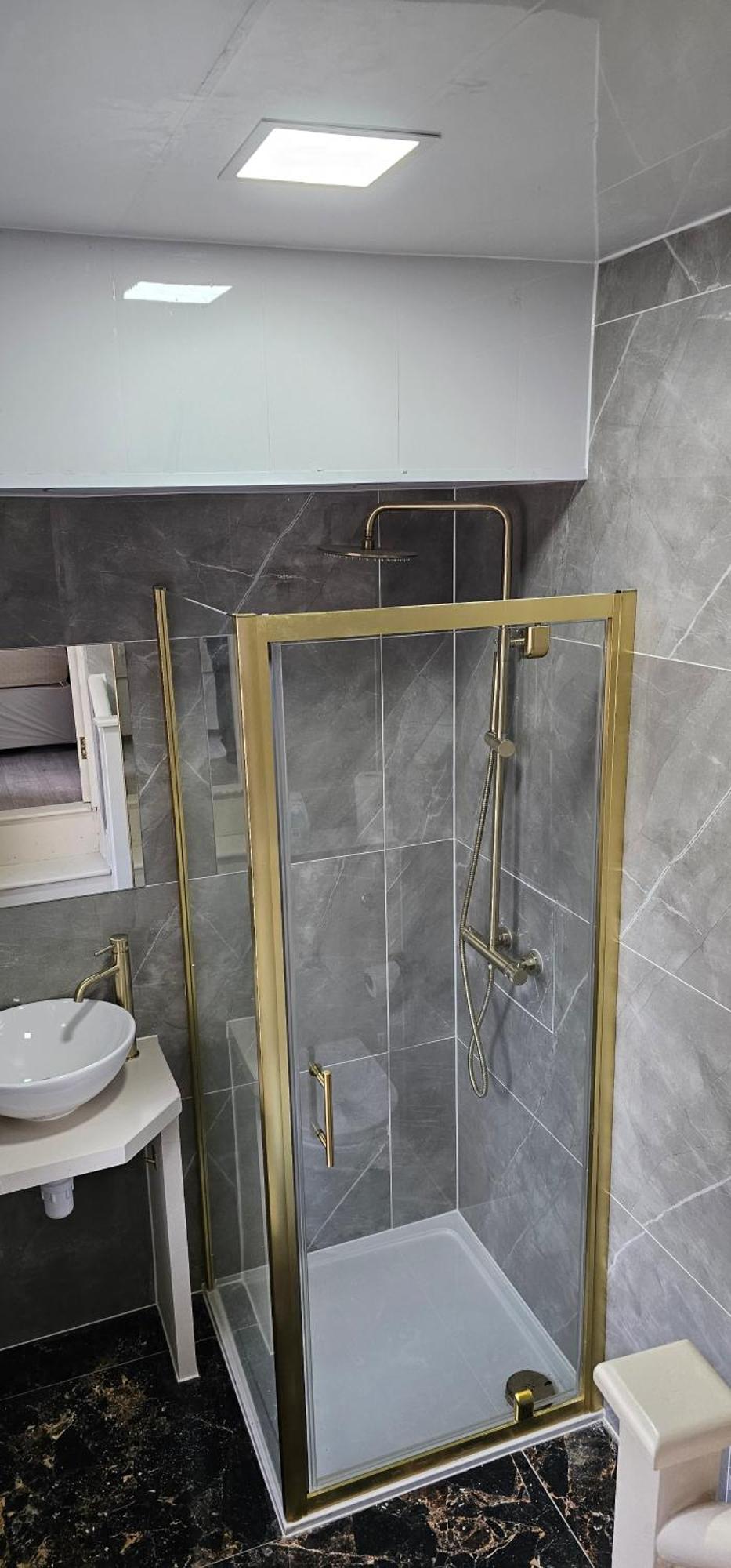 Deluxe Double Room Shower