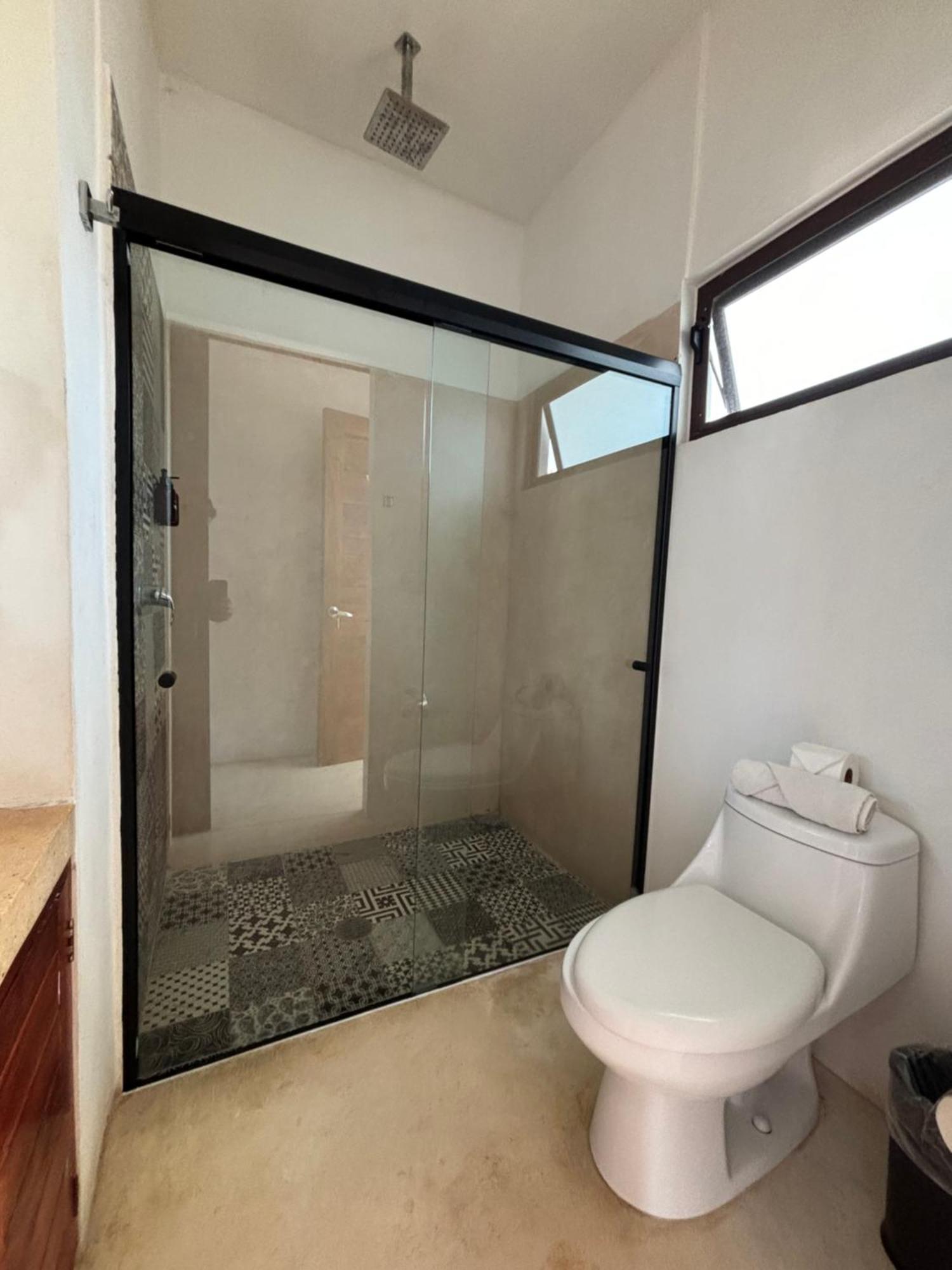 Habitación con cama extragrande y balcón