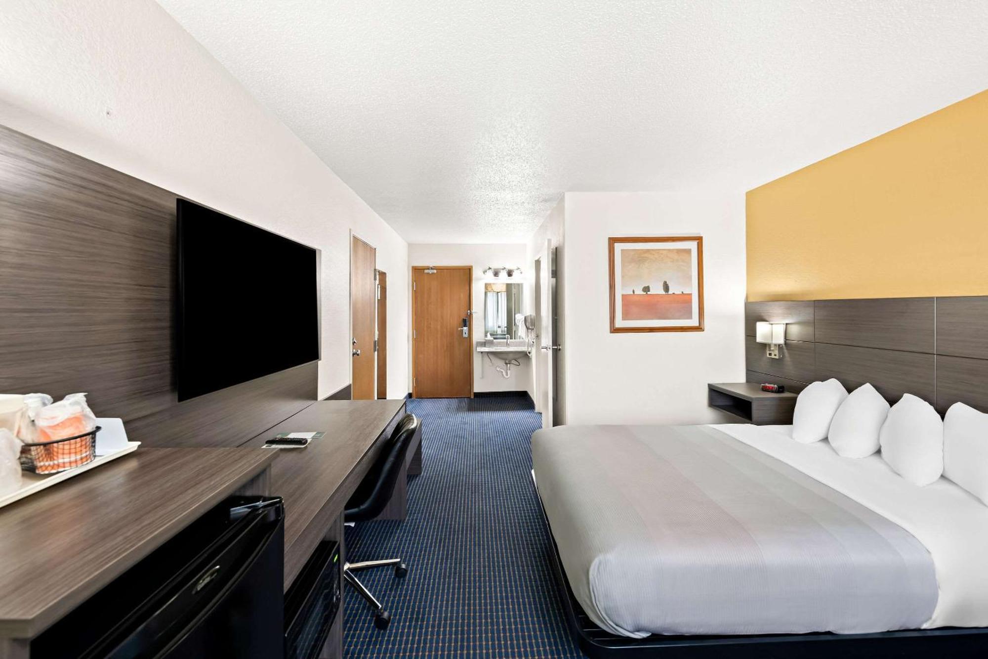 Queen Room Accessible or Nonsmoking