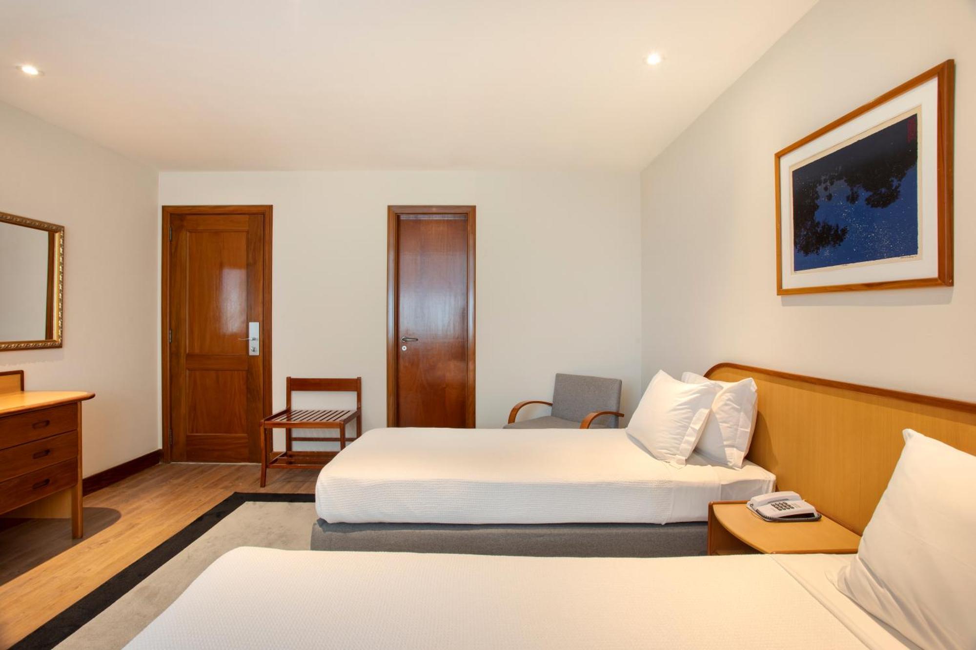 Quarto Luxo com 2 Camas de Solteiro e Vista da Cidade