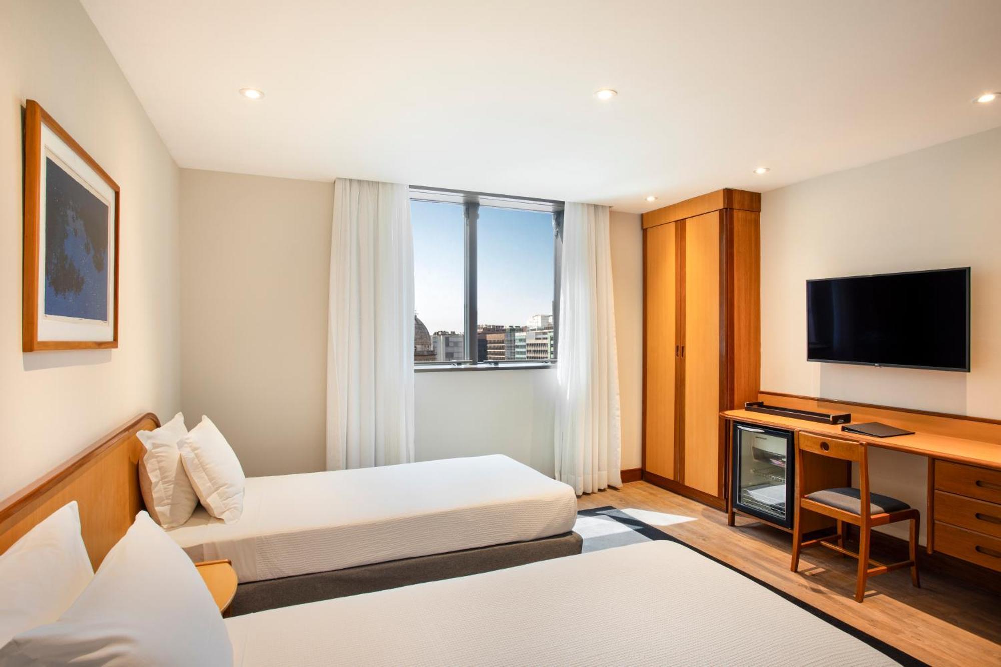 Quarto Luxo com 2 Camas de Solteiro e Vista da Cidade
