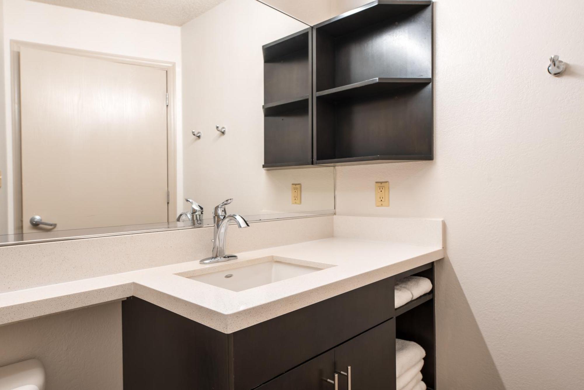 One-Bedroom Queen Suite with Roll-In Shower - Mobility Accessible