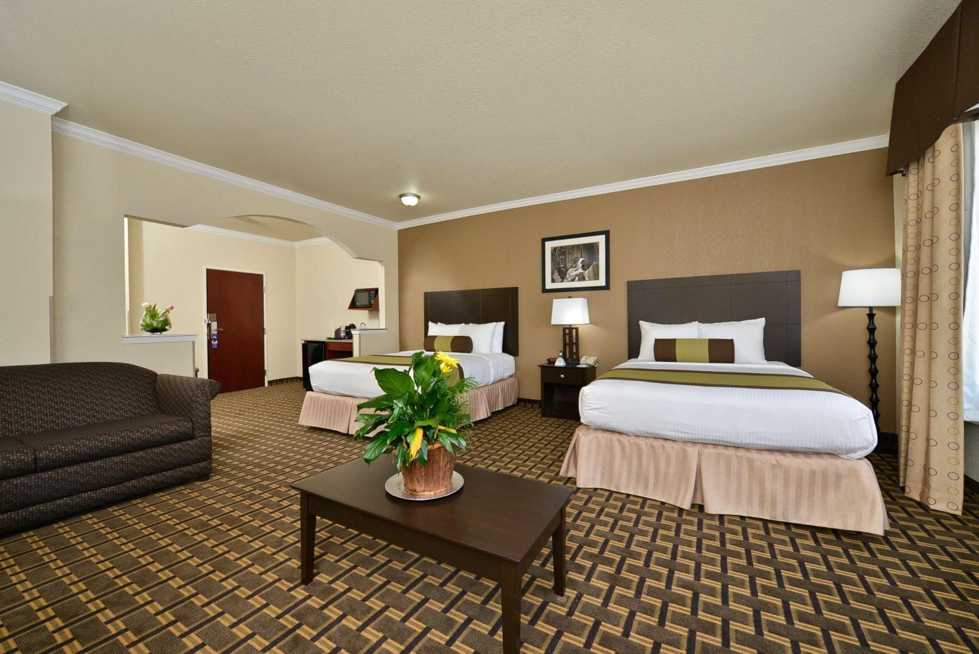 King Room with Two King and One Queen Beds and Bath Tub - Mobility Accessible