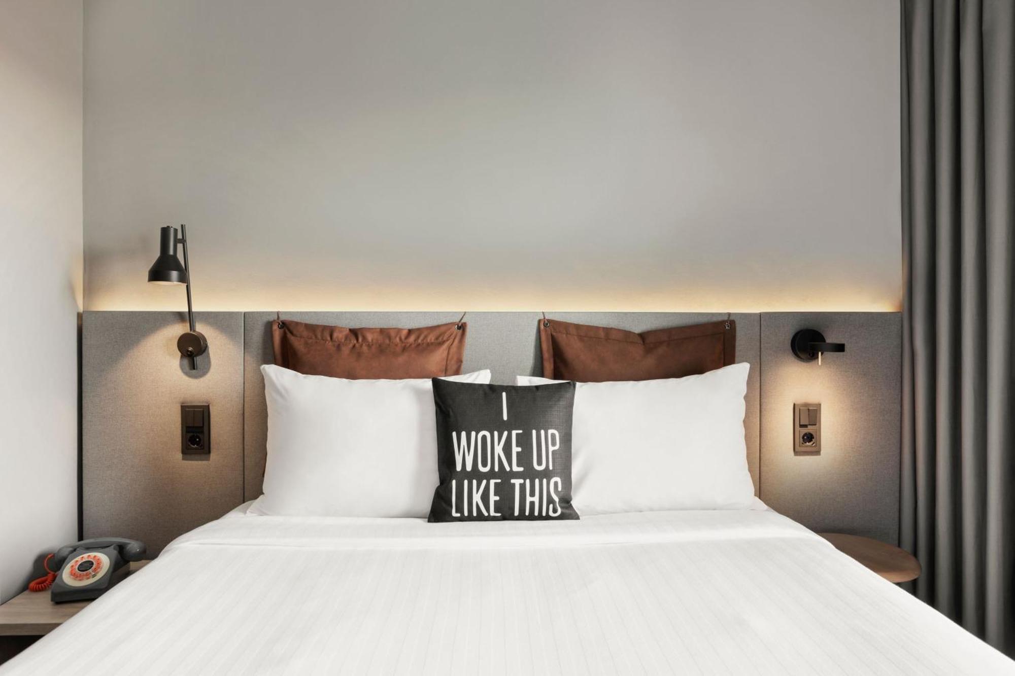 Moxy Doppelzimmer mit Schlafsofa und Balkon