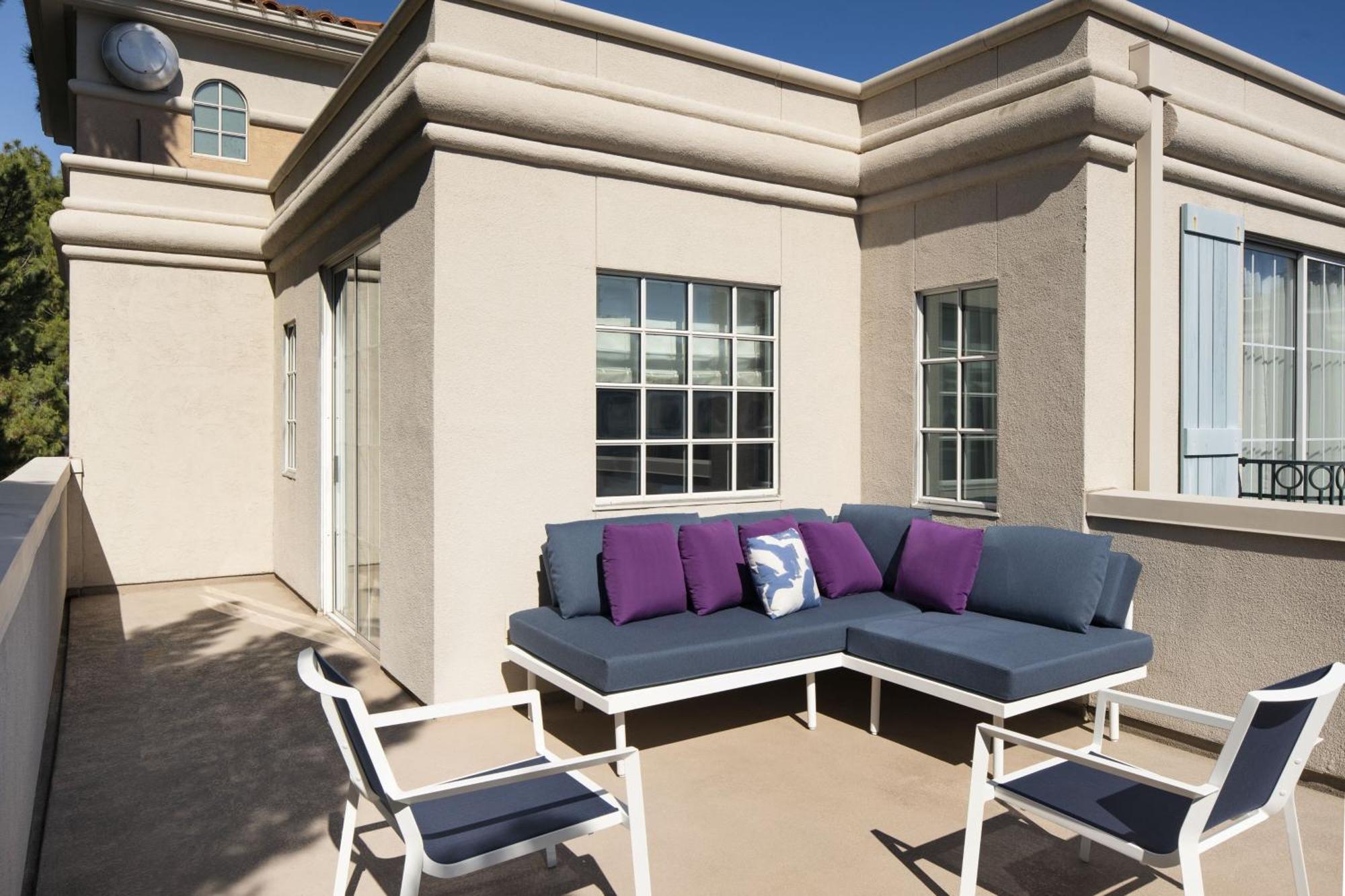 Suite 1 King Courtyard view Top floor Balcony Mobility Accessible w or Tub
