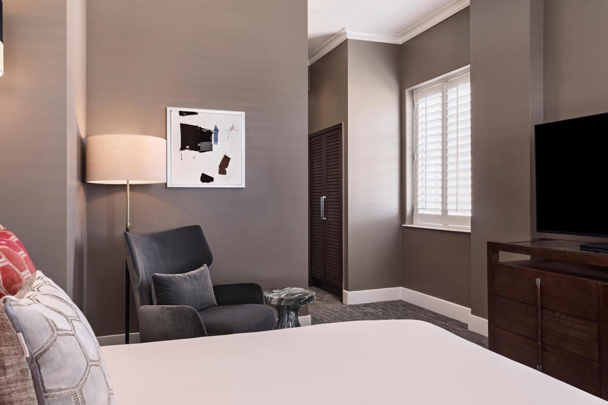 Habitación con cama grande