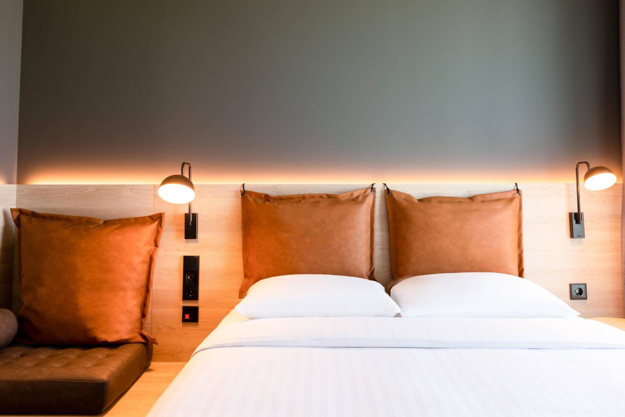 Moxy Queen Room