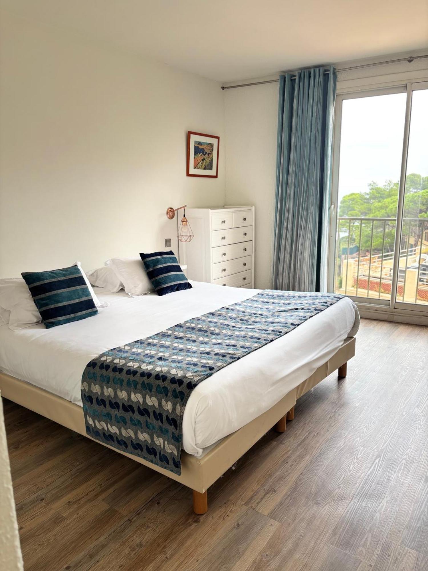 Double Room with Sea View - 140cm Double Bed