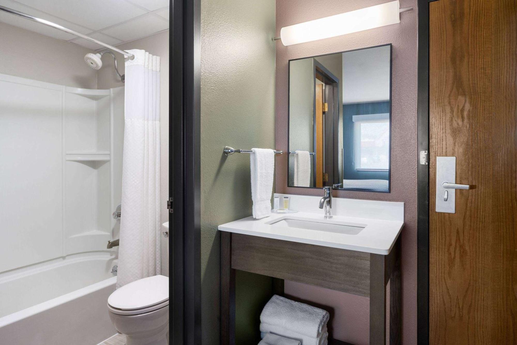 Deluxe Queen Room with Two Queen Beds - Non-Smoking