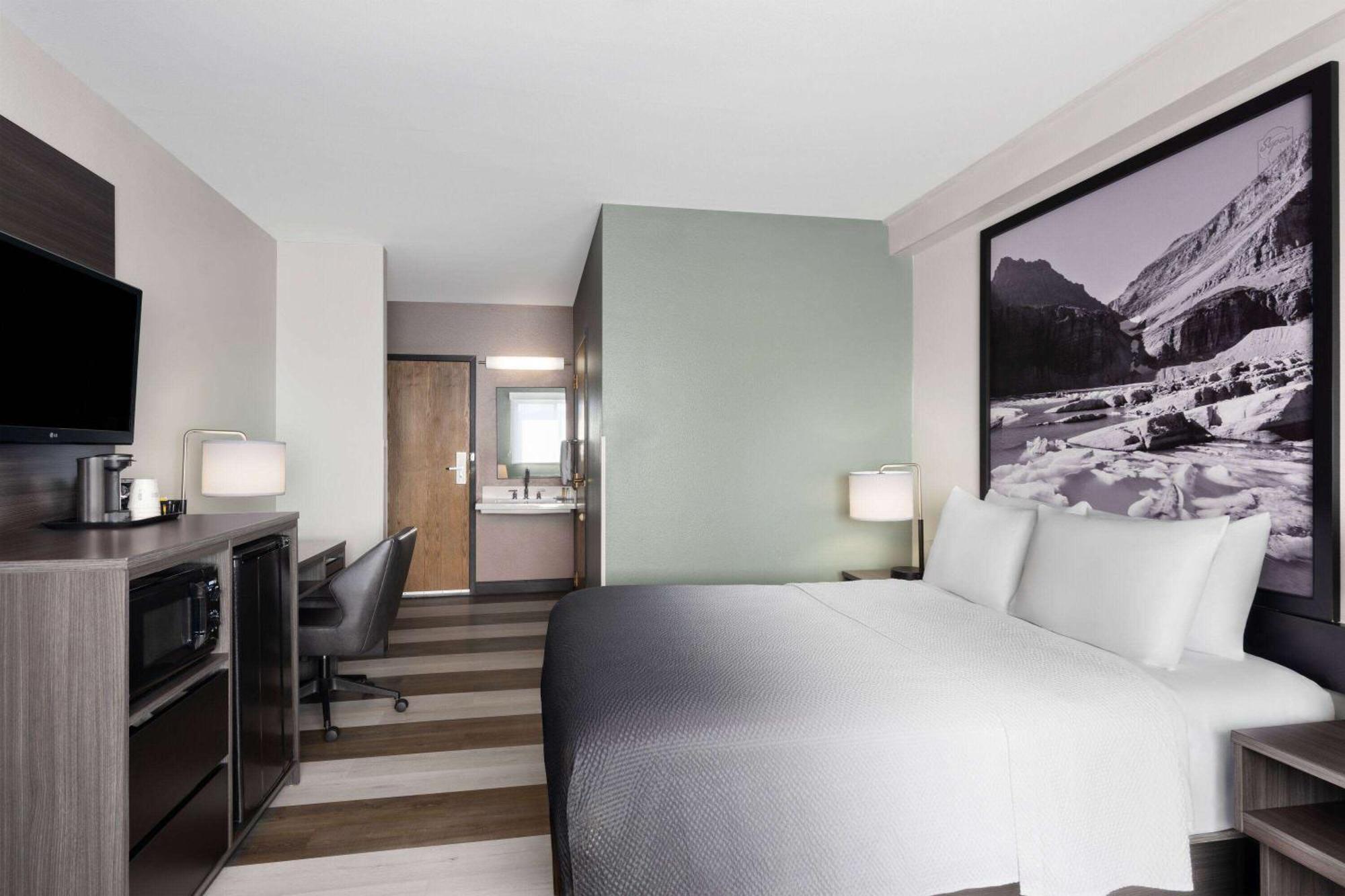 Queen Room with Bath Tub - Mobility Accessible/Non-Smoking