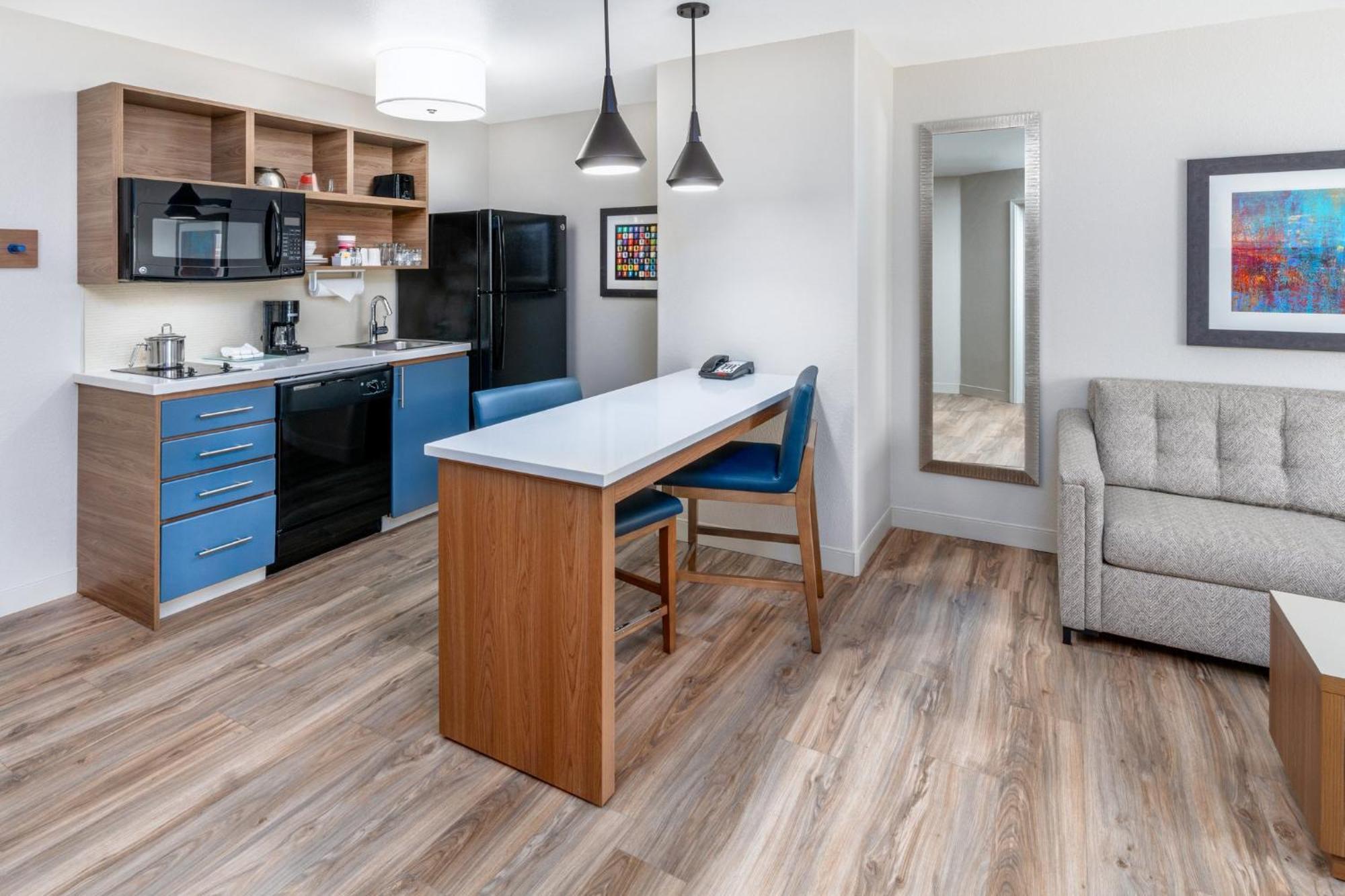 One Bedroom Suite with One Queen Bed