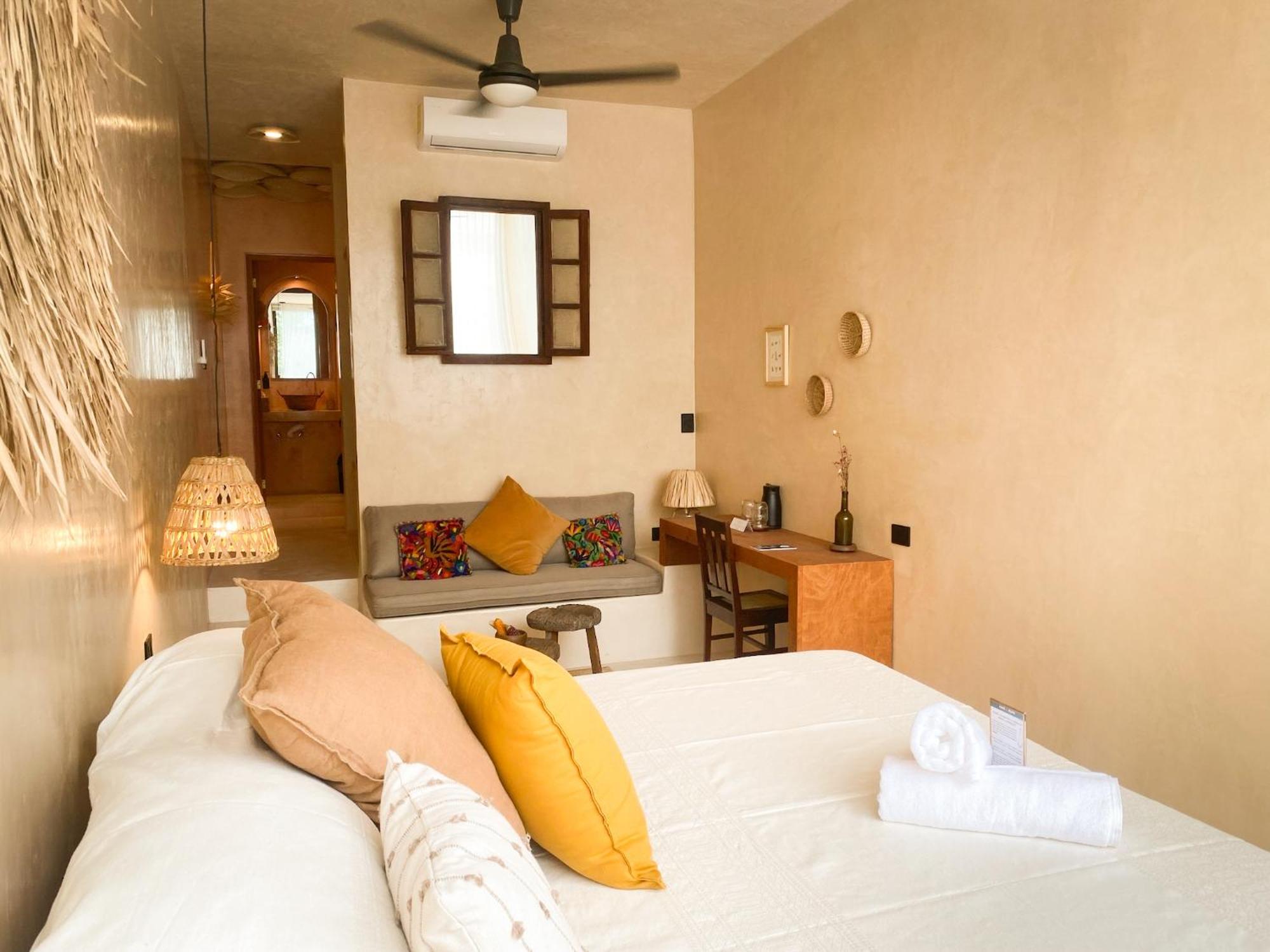 Habitación con cama extragrande y vistas a la piscina