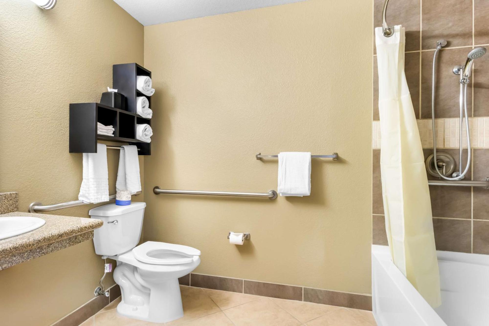 King Room with Bath Tub - Mobility Accessible/Non-Smoking