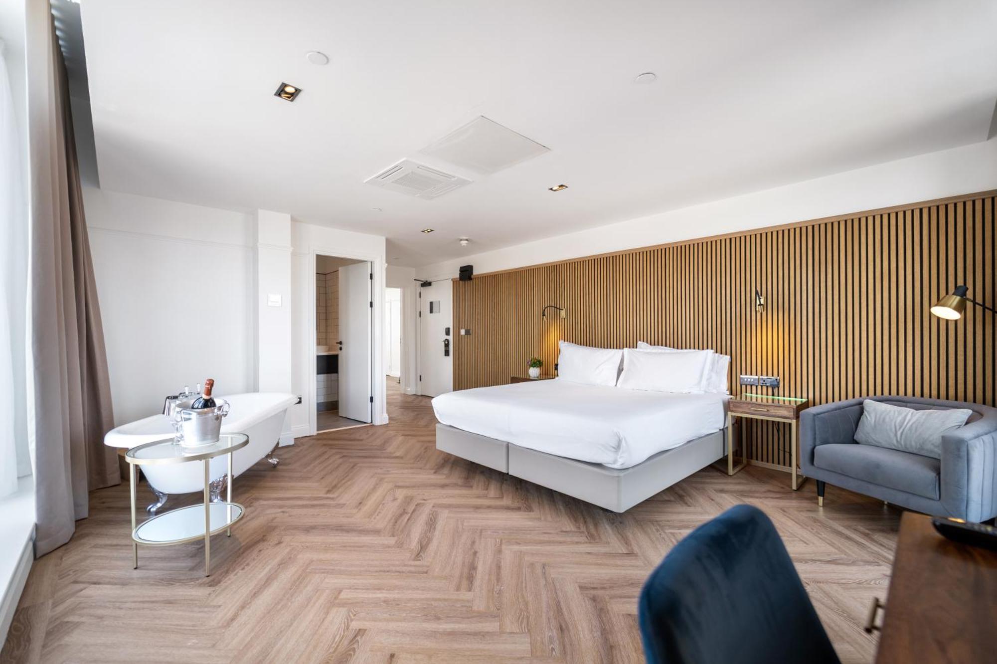 One-Bedroom Penthouse Suite Double Bed Terrace City View,1617913738:JPEG