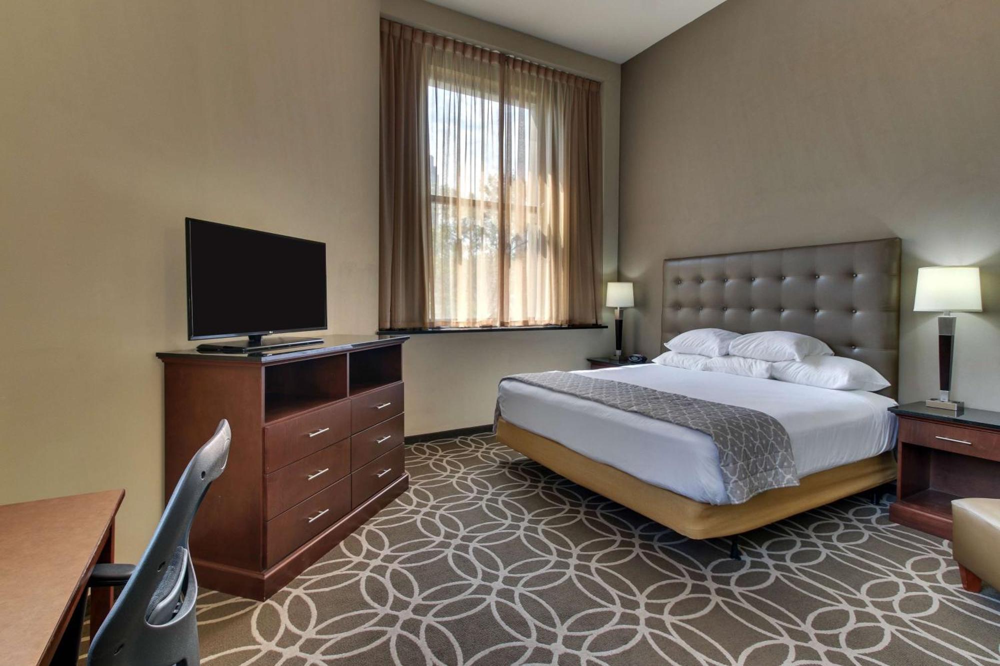Deluxe King Suite